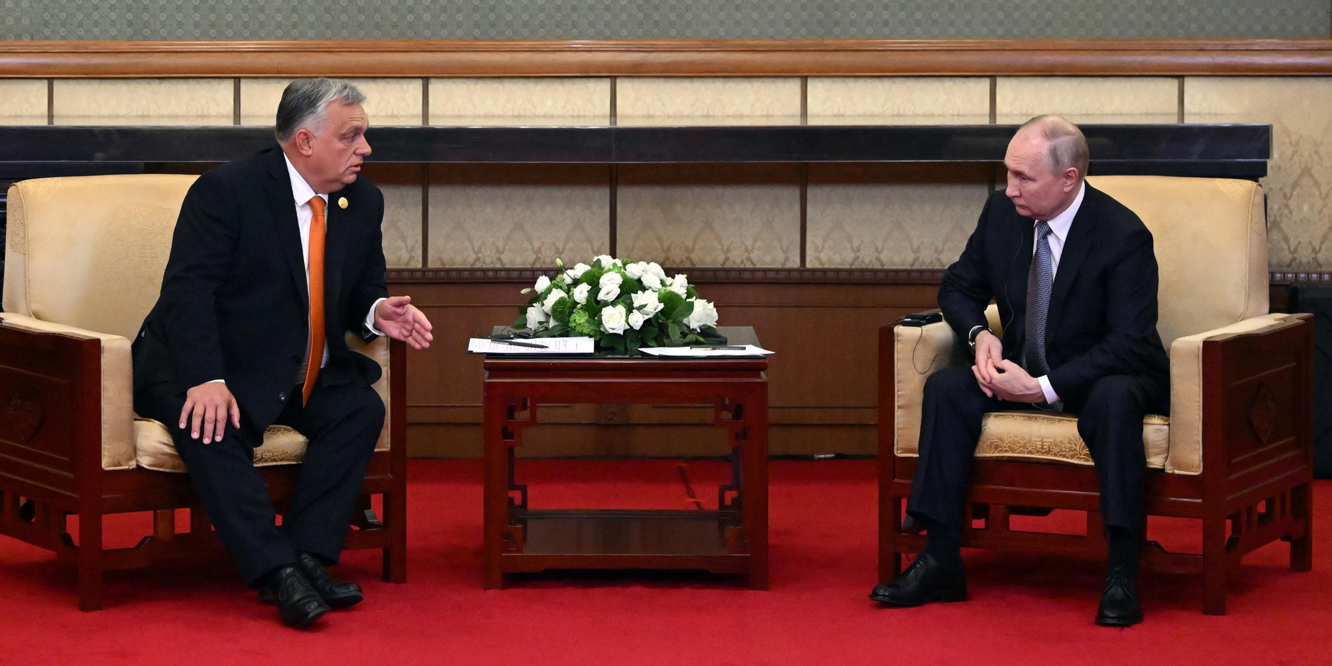  Viktor Orban und Wladimir Putin sprechen während ihres Treffens im Rahmen des dritten Gürtel- und Straßenforums im Diaoyutai State Guest House in Peking. (17.10.2023)