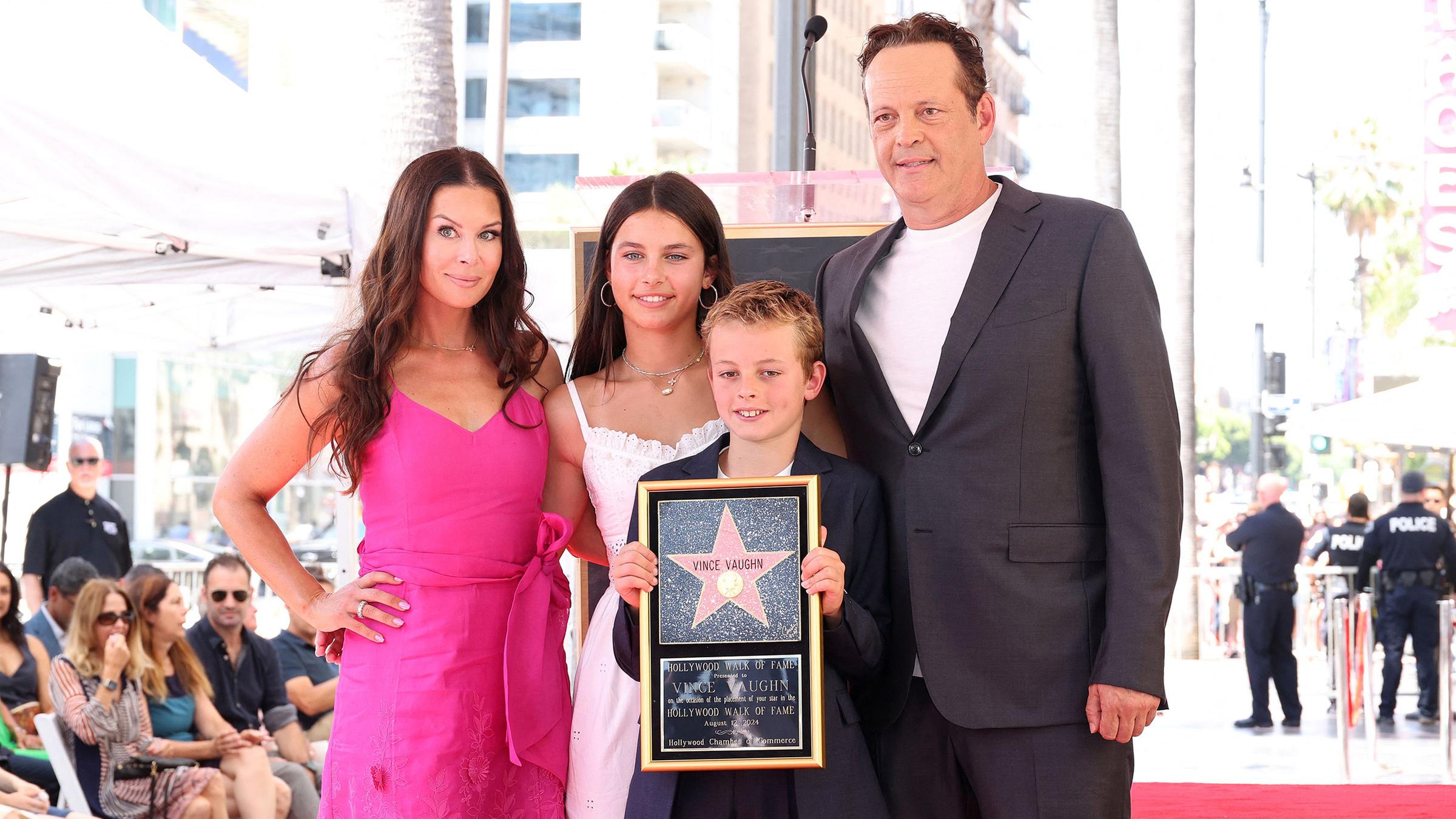 Der Schauspieler Vince Vaughn mit seiner Frau und seinen beiden Kindern auf dem Hollywood Walk of Fame.