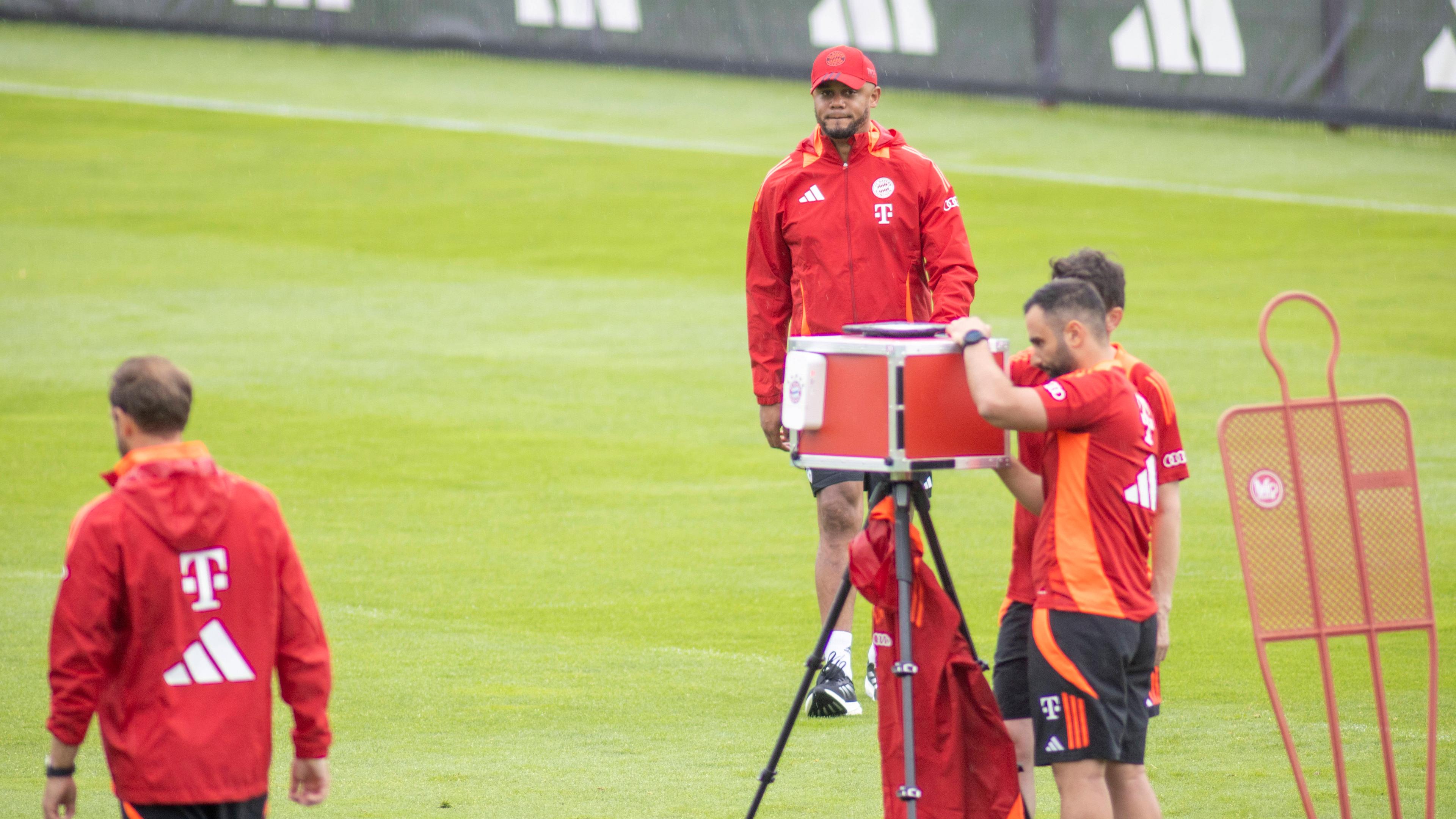 Vincent Kompany (rote Kappe) , der neue Trainer des FC Bayern zum ersten mal beim Training an der Säbener Strasse in München