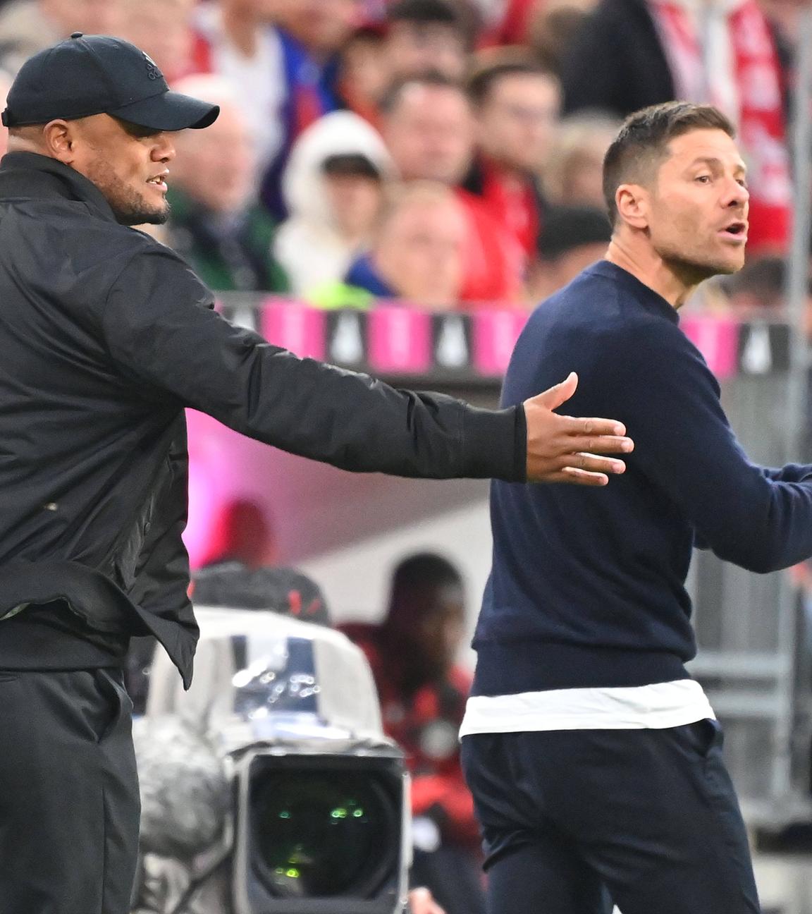 Trainer Vincent Kompany (Bayern München) und Xabi Alonso (Bayer Leverkusen)