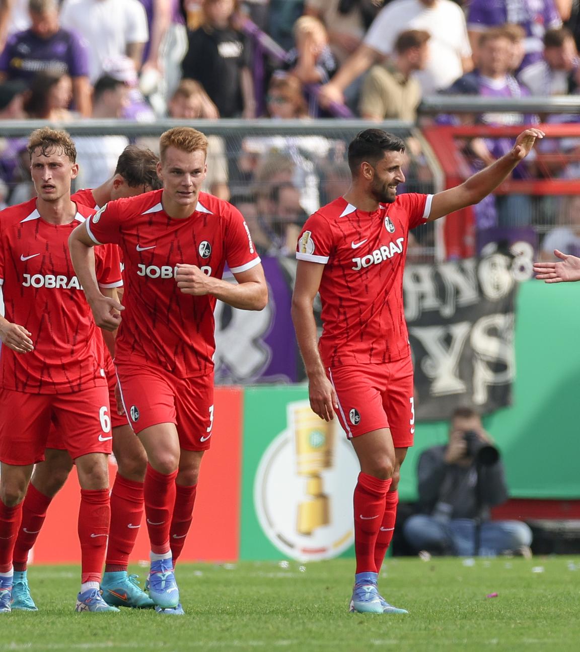 Freiburgs Torschütze Vincenzo Grifo feiert seinen Treffer zum 0:2.