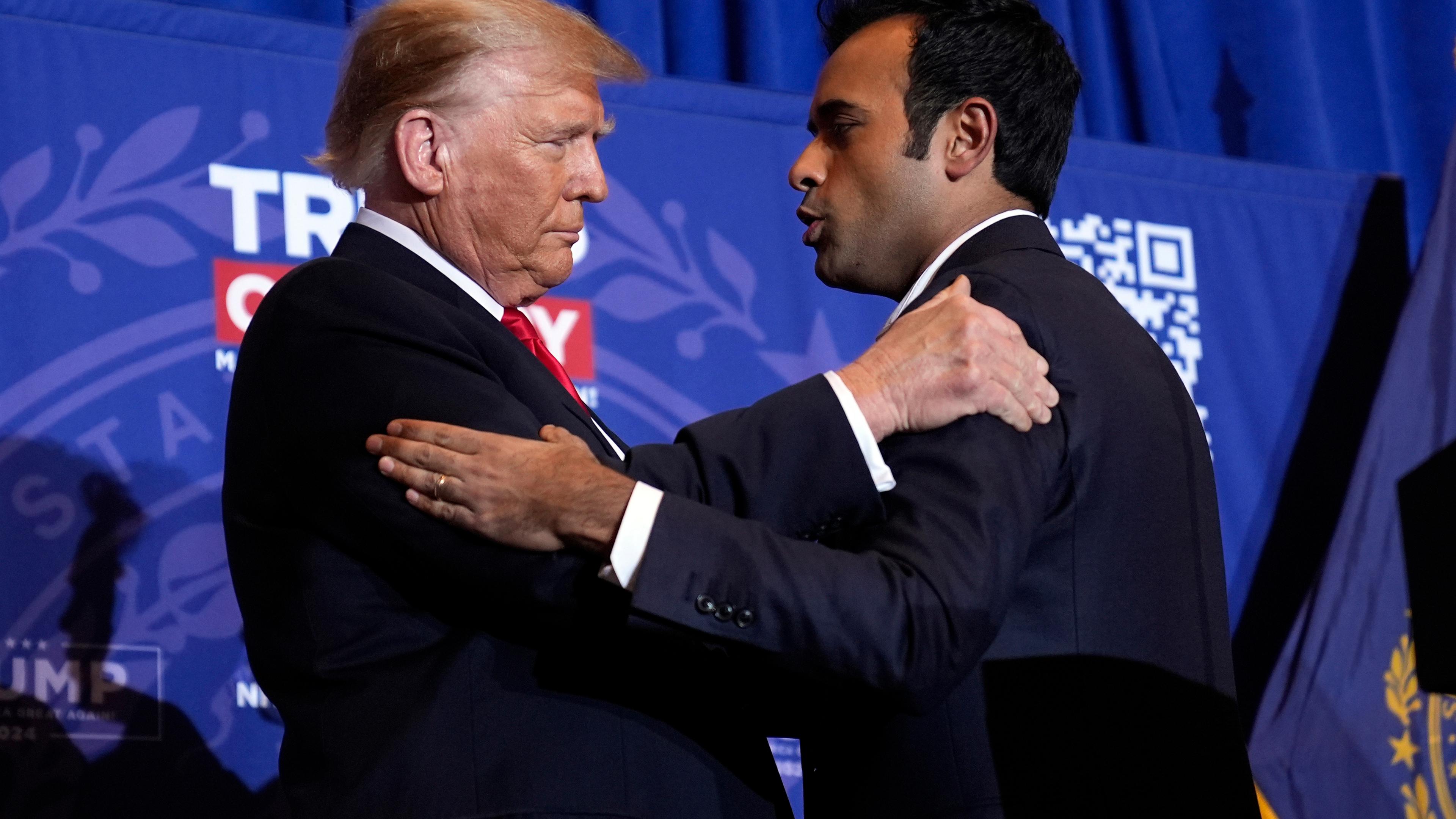 Arsip: Vivek Ramaswamy dan Donald Trump pada 16.01.2024