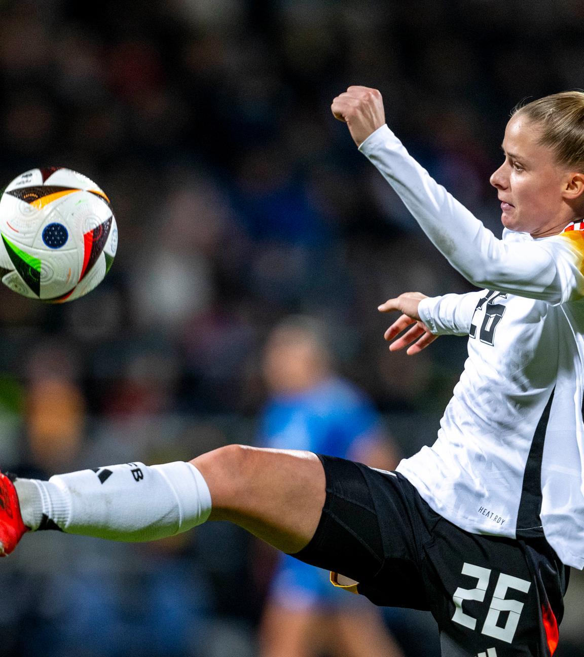 Vivien Endemann versucht, einen Ball zu stoppen