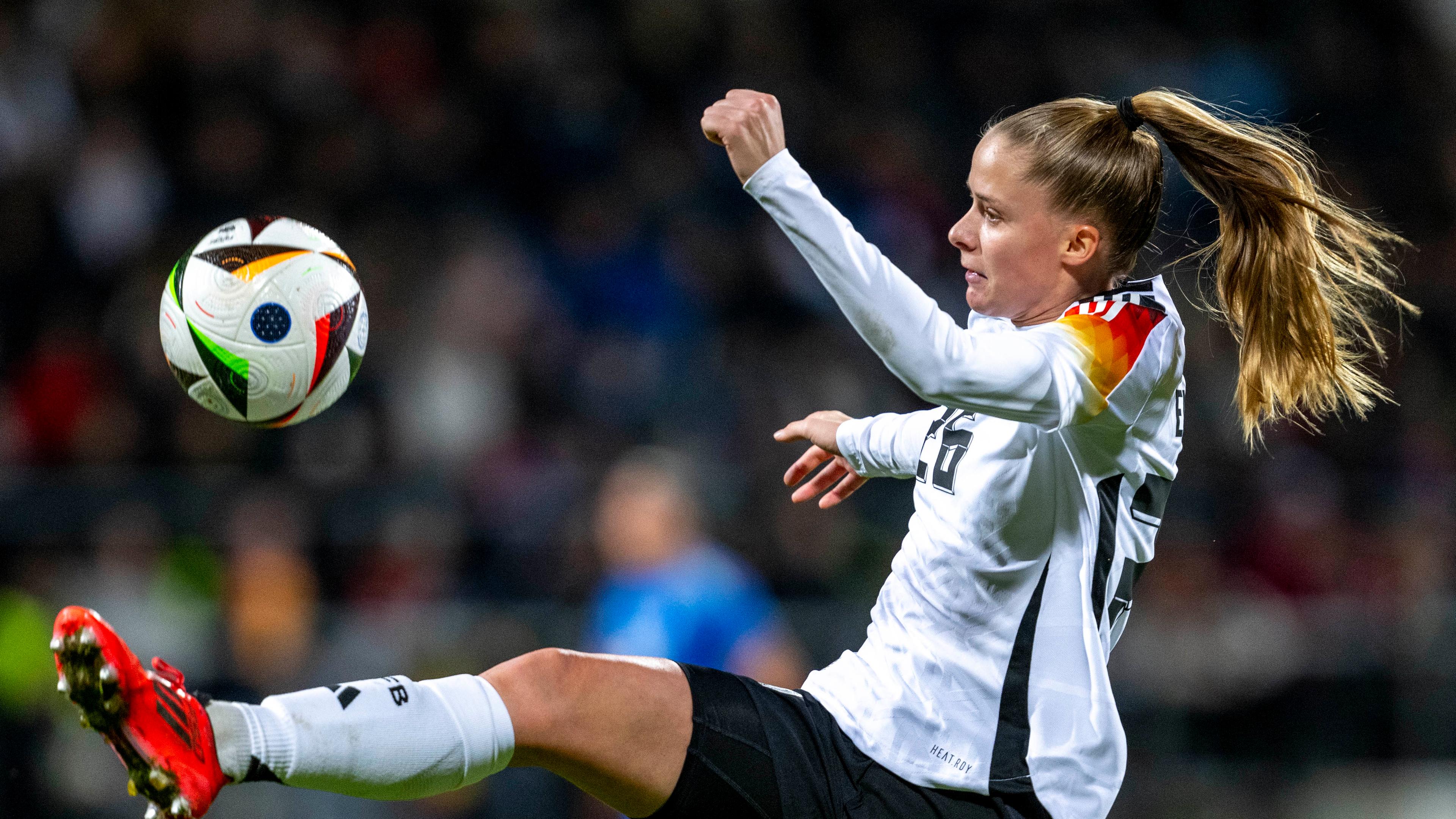 Vivien Endemann versucht, einen Ball zu stoppen