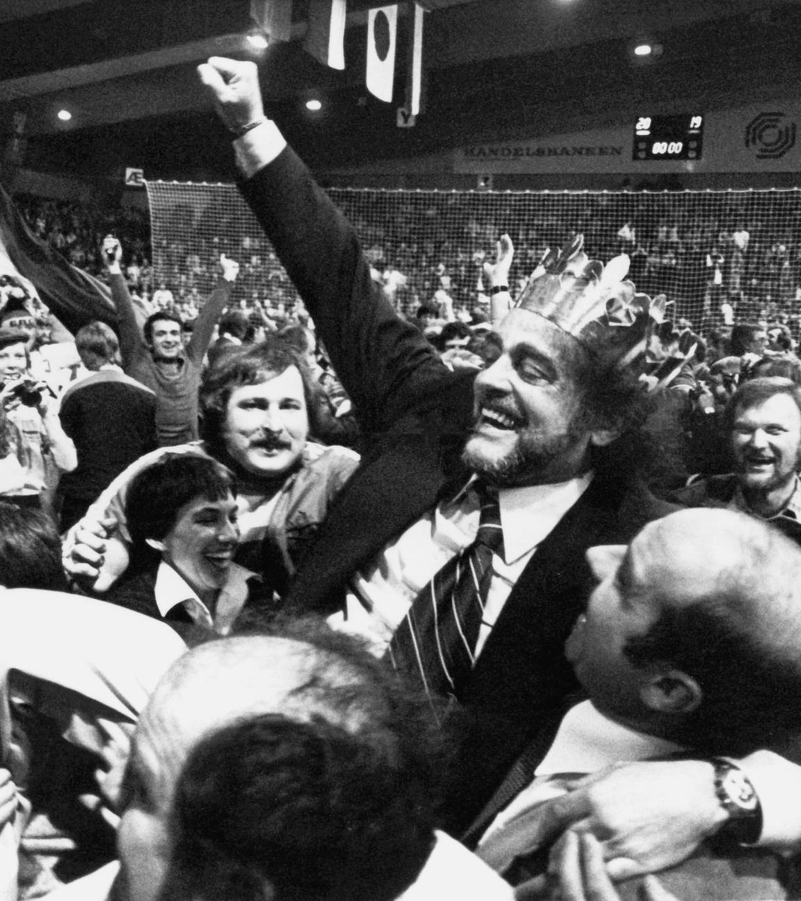 Vlado Stenzel, der jugoslawische Trainer der deutschen Handballnationalmannschaft, trägt lachend eine Krone, jubelt und wird gefeiert am 5.2.1978 in Kopenhagen.