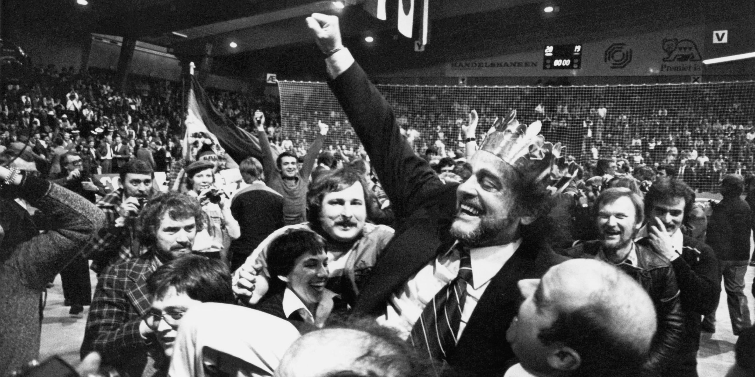 Vlado Stenzel, der jugoslawische Trainer der deutschen Handballnationalmannschaft, trägt lachend eine Krone, jubelt und wird gefeiert am 5.2.1978 in Kopenhagen.