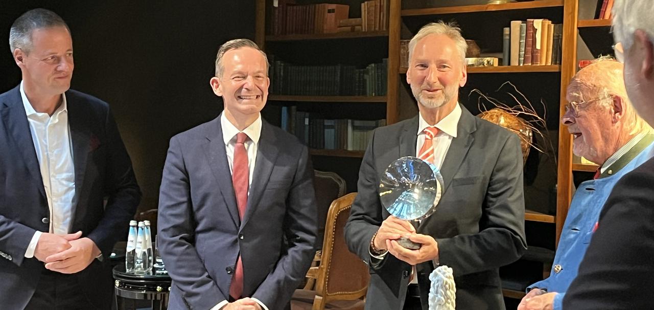 Hier fand die HVO-Schirmherrschaft offenbar ihren Anfang: Michael Haberland (links) und Volker Wissing (rechts daneben) bei der Verleihung des "Sparlöwen" des Bunds der Steuerzahler 2023.