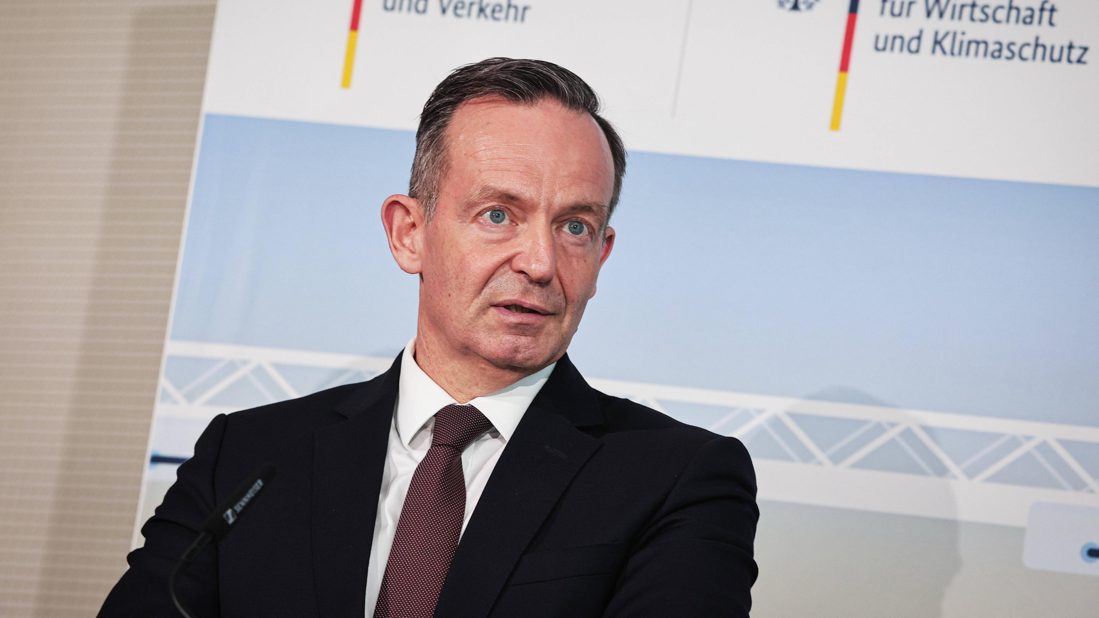 Verkehrsminister Volker Wissing (FDP) ließ sich für eine Lobbykampagne für den alternativen Kraftstoff HVO100 einspannen. (Archivbild)