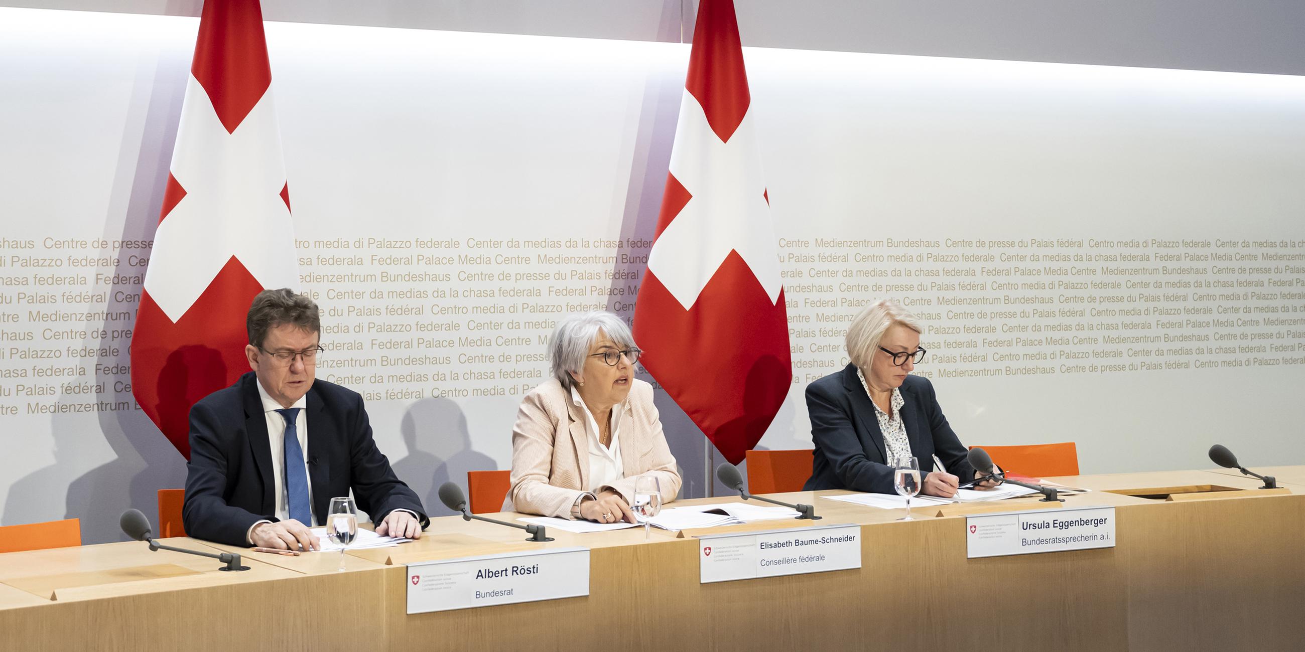 Bundesrätin Elisabeth Baume-Schneider spricht neben Bundesrat Albert Rösti und Ursula Eggenberger, Vizekanzlerin und vorläufige Bundesratssprecherin, während einer Medienkonferenz zu den Abstimmungsergebnissen