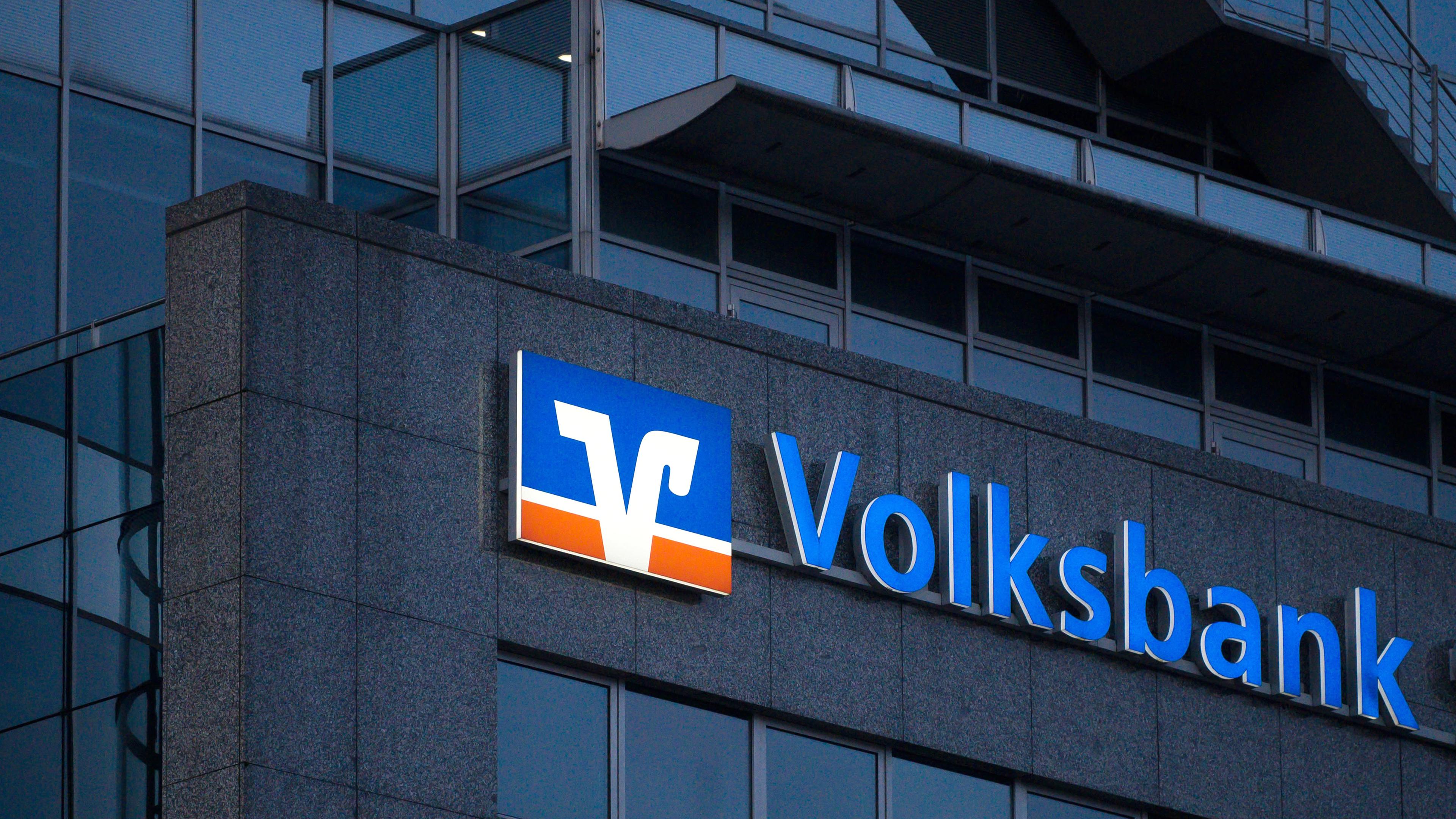 Das Logo der Volksbank ist an der Fassade eines Gebäudes zu sehen