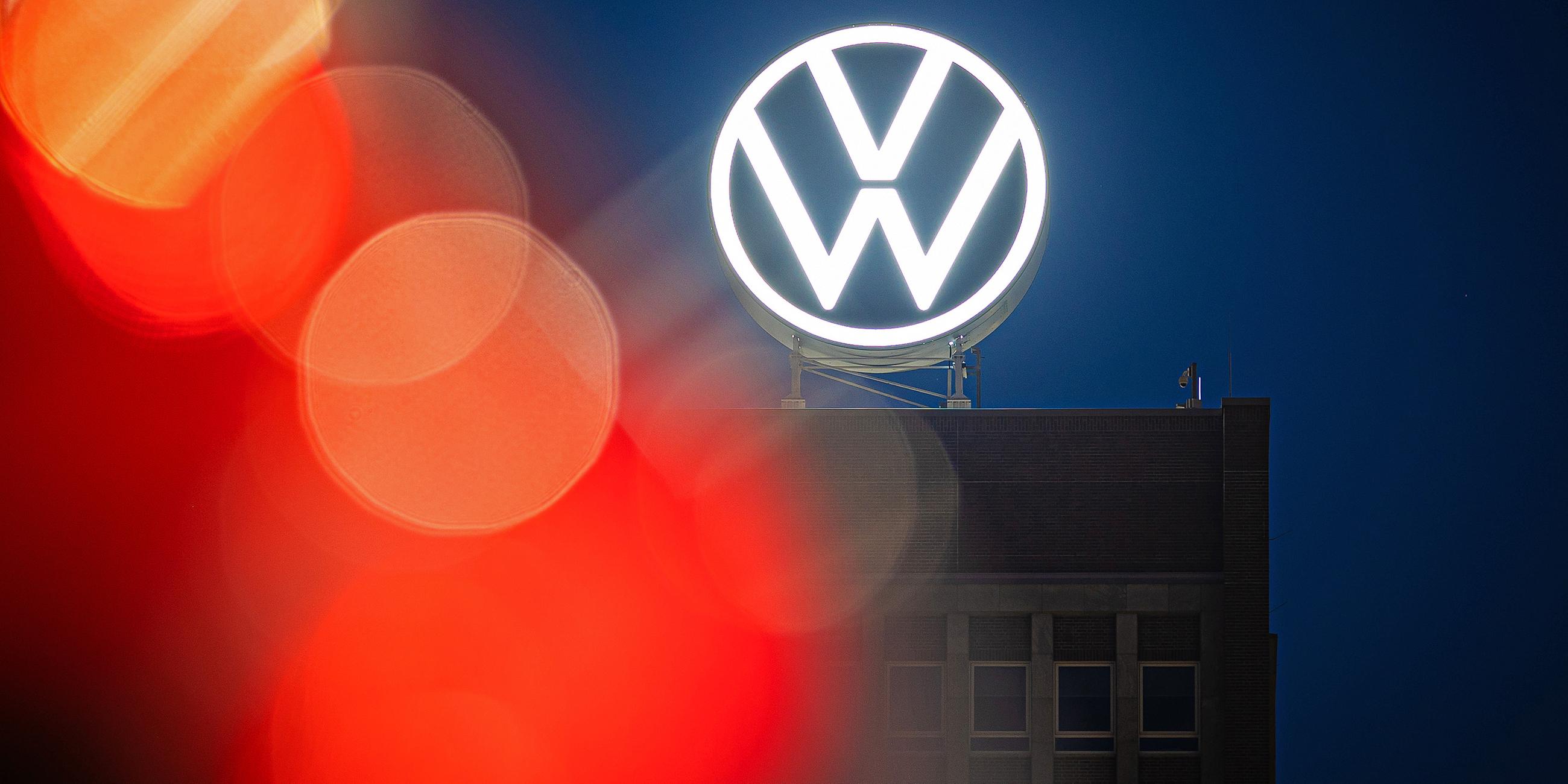 Das VW-Logo leuchtet auf dem Dach des Markenhochhauses im Volkswagen Stammwerk in Wolfsburg, aufgenommen am 04.09.2024