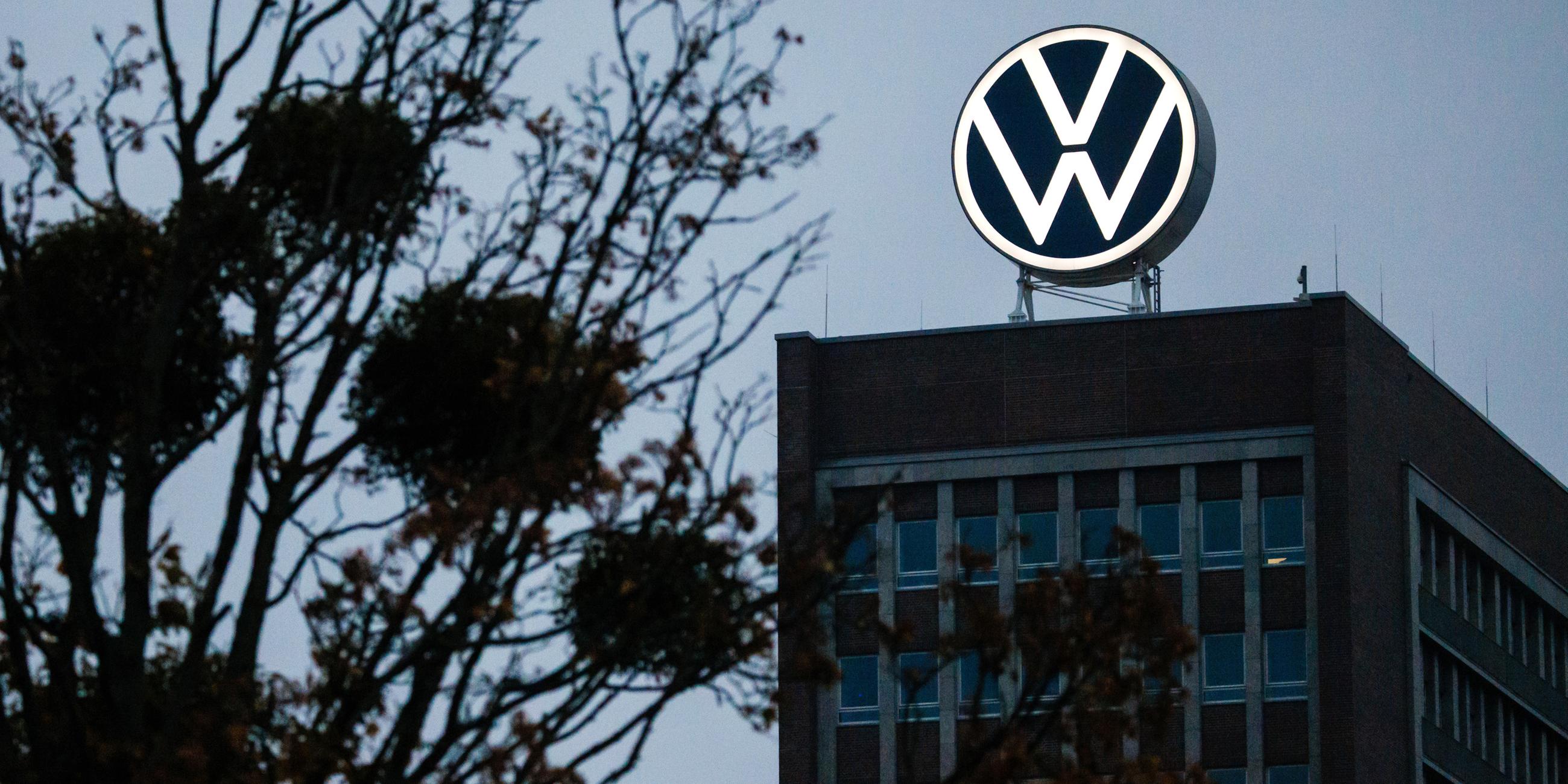 Das VW-Logo leuchtet auf dem Dach des Markenhochhauses im Volkswagen Stammwerk in Wolfsburg, aufgenommen am 29.10.2024