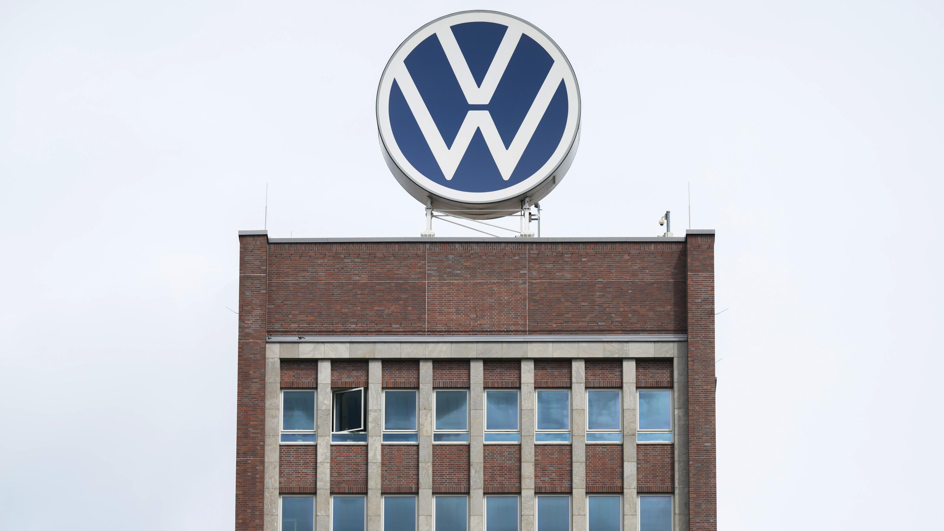 Das weiß-blaue VW-Logo steht auf dem Dach vom Markenhochhaus auf dem Gelände vom VW Werk Wolfsburg.