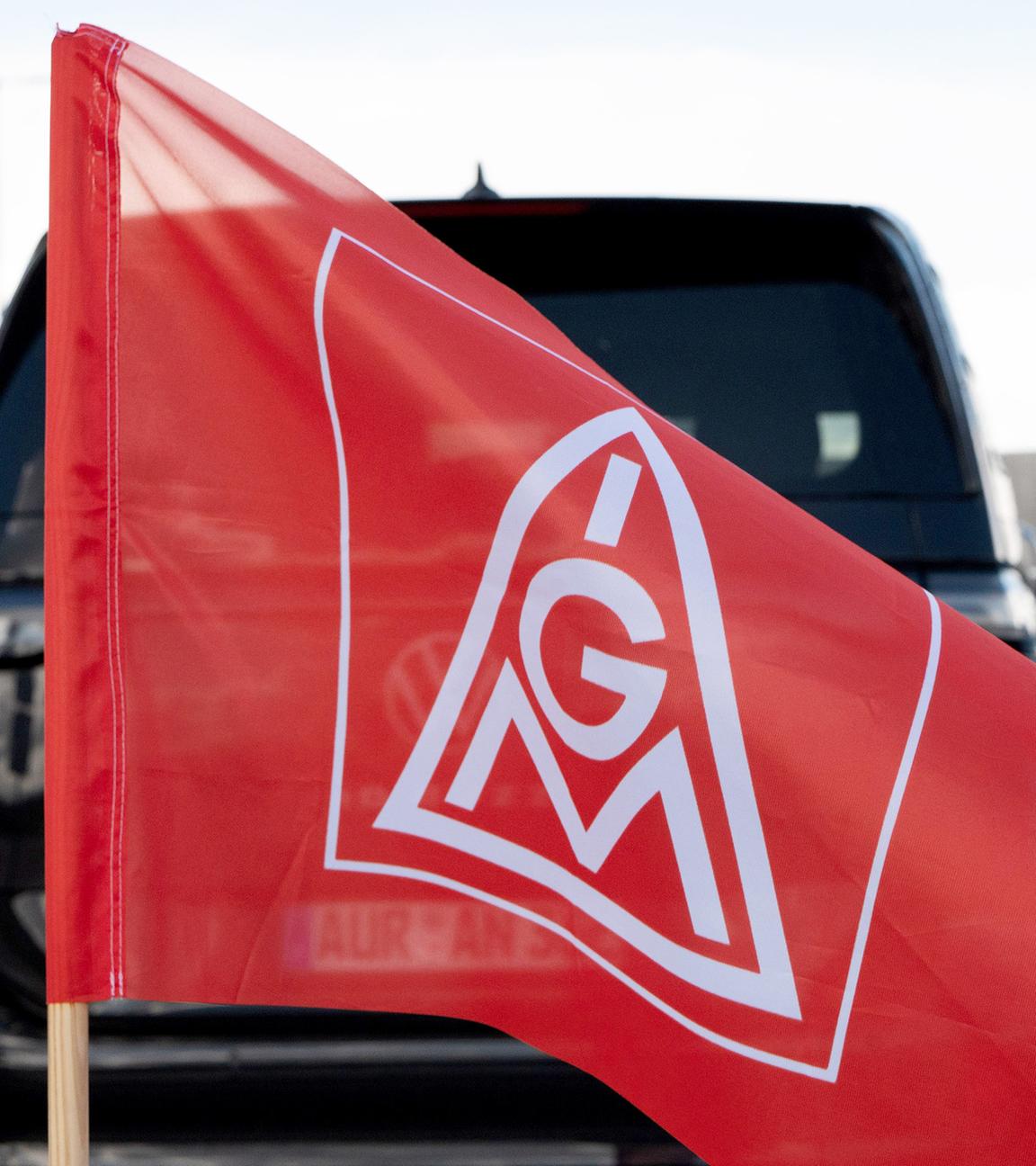 Eine Fahne der IG Metall steht am Parkplatz des VW Werks in Emden, aufgenommen am 11.09.2024