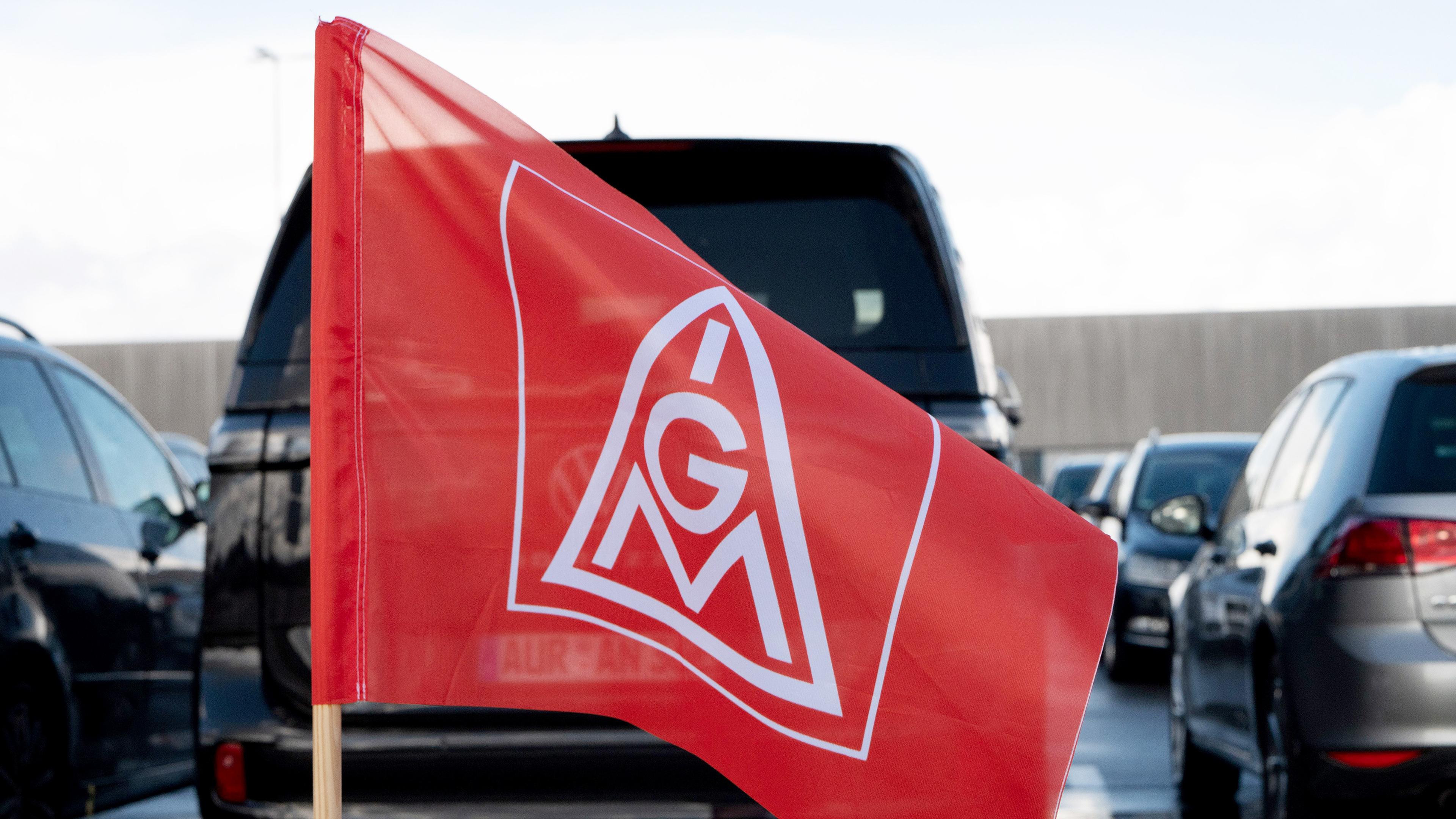 Eine Fahne der IG Metall steht am Parkplatz des VW Werks in Emden, aufgenommen am 11.09.2024