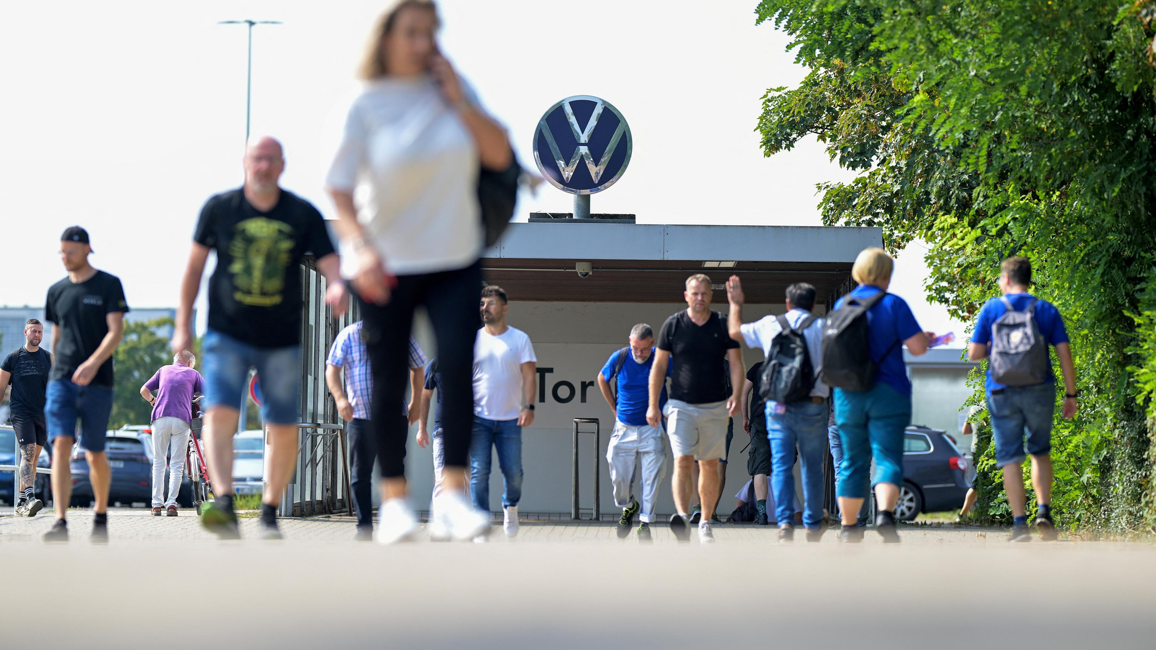 Volkswagen-Mitarbeiter verlassen das Werk in Wolfsburg