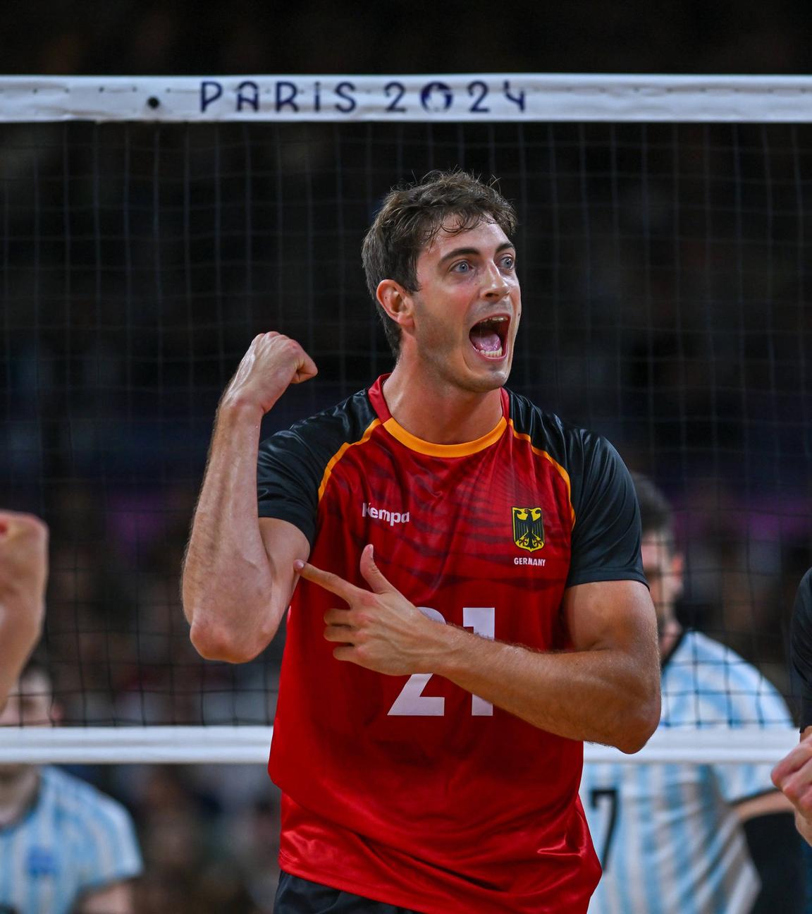 Deutschlands Volleyballspieler Tobias Krick und Lukas Kampa jubeln nach dem SIeg gegen Argentinien am 02.08.2024.