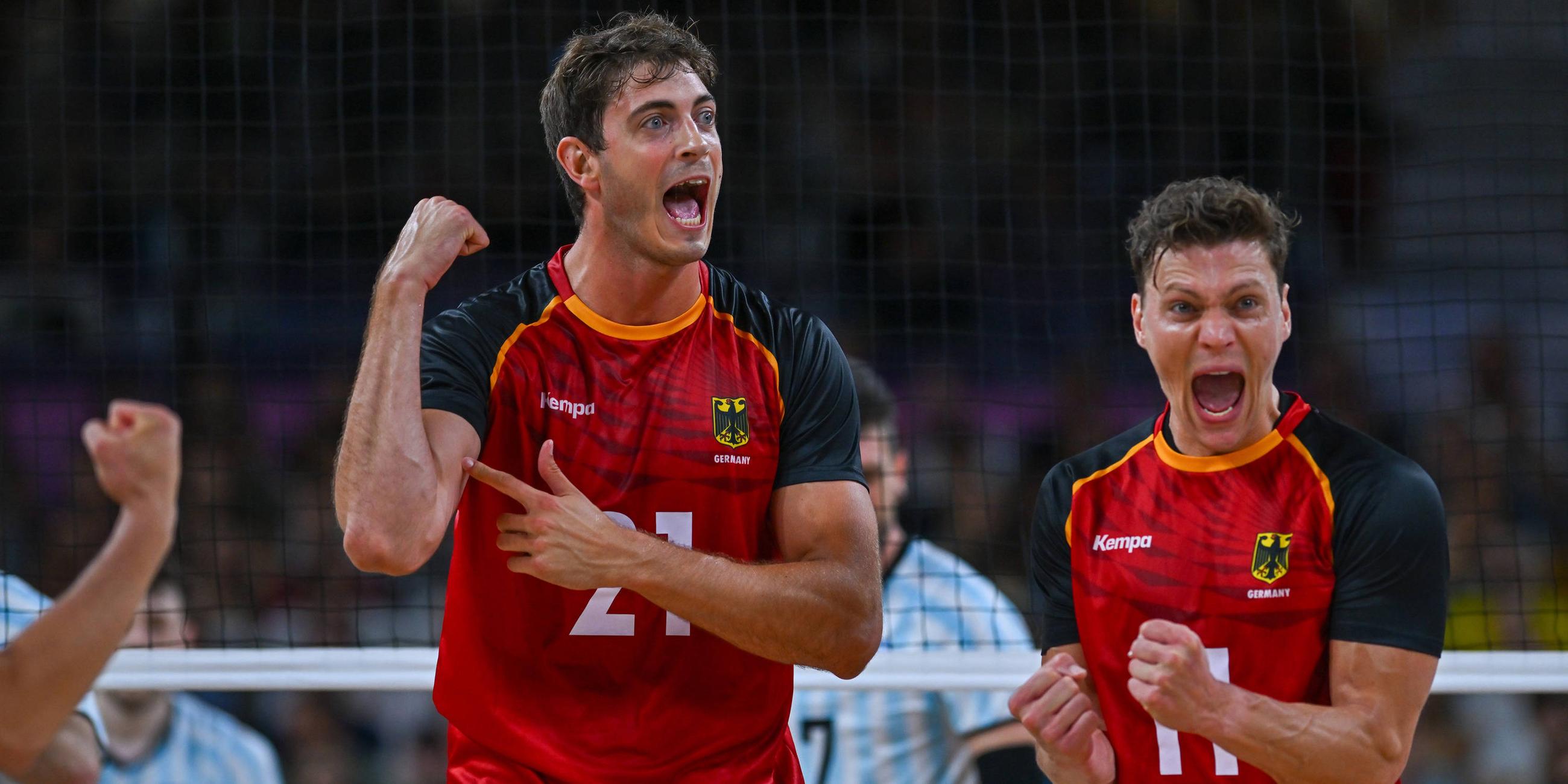 Deutschlands Volleyballspieler Tobias Krick und Lukas Kampa jubeln nach dem SIeg gegen Argentinien am 02.08.2024.