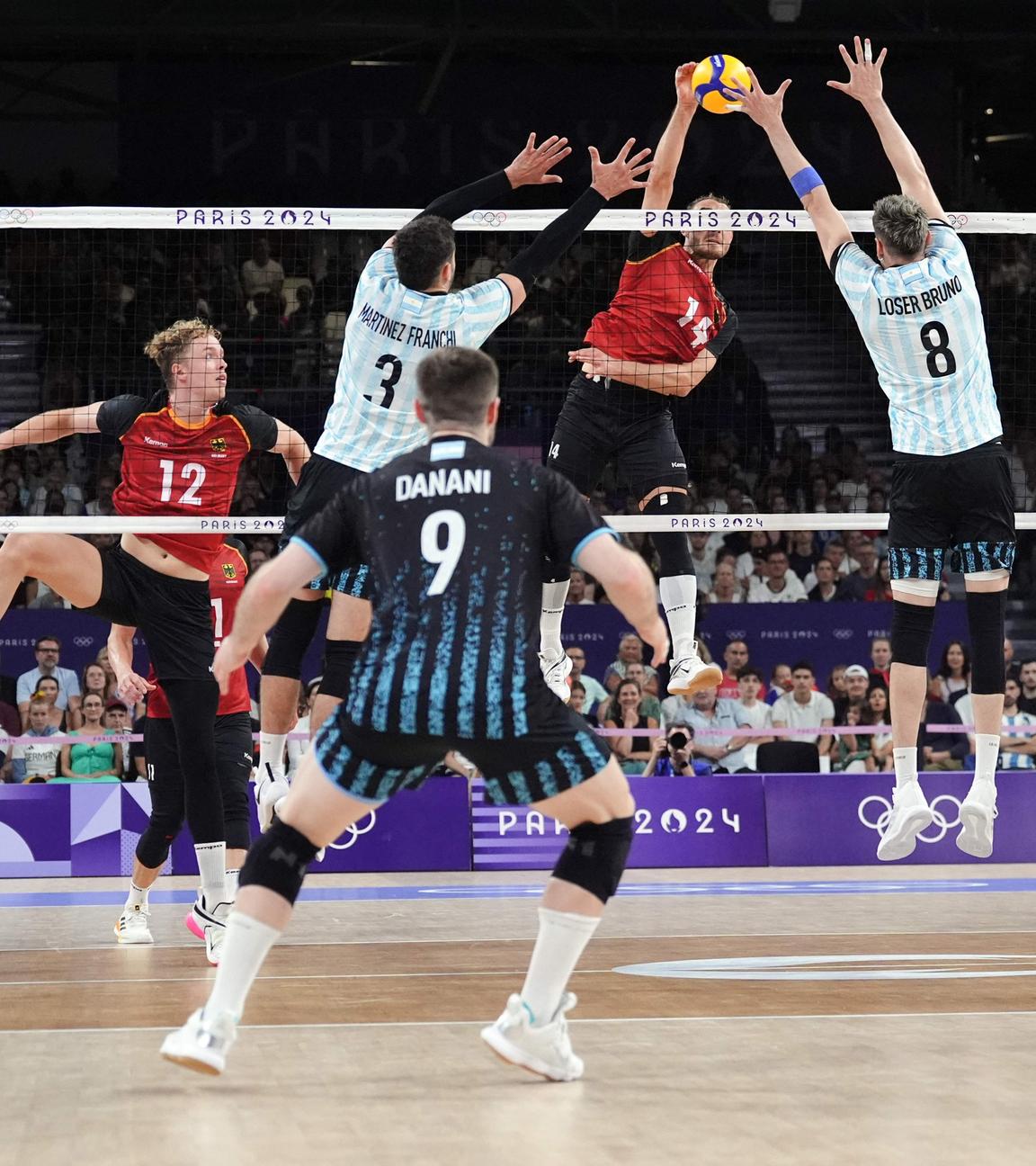 Argentiniens Jan Martinez Franchi und Agustin Loser im Kampf um den Ball mit Deutschlands Moritz Karlitzek.