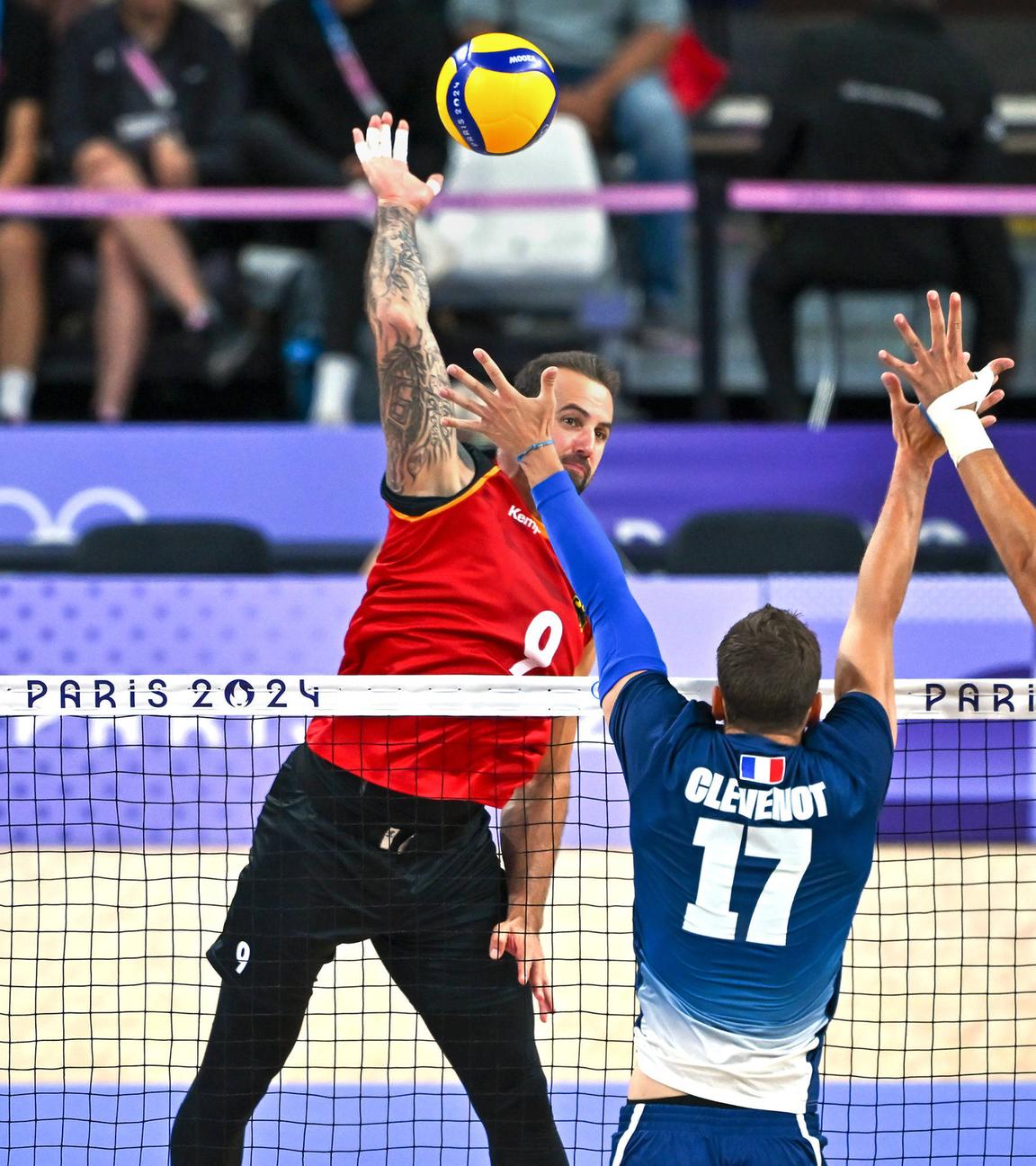 Der deustche Volleyballspieler Georg Gyorgy Grozer schlägt den Ball beim Spiel gegen Frankreich.