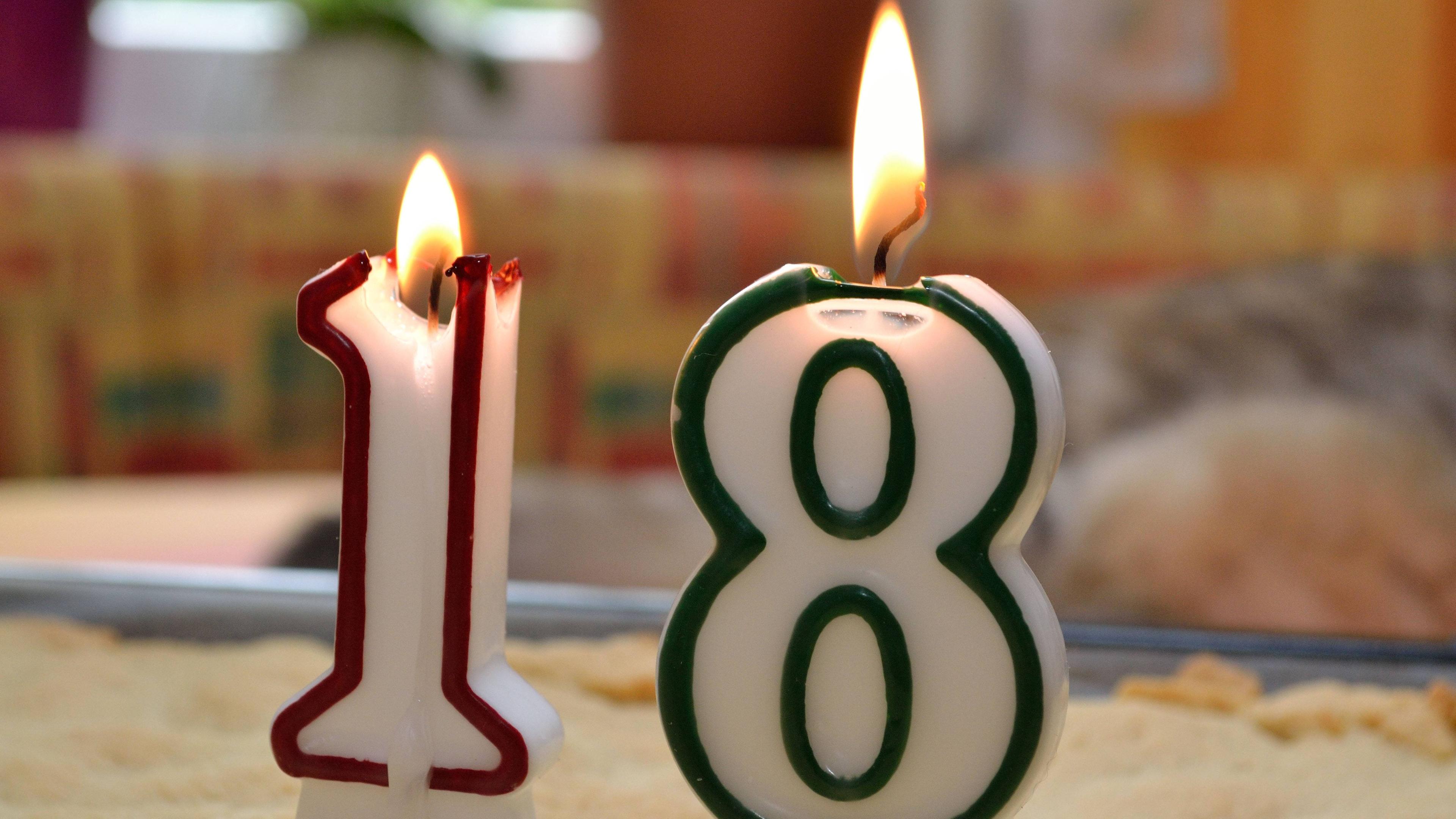 Zwei Kerzen mit den Zahlen eins und acht zum 18. Geburtstag 