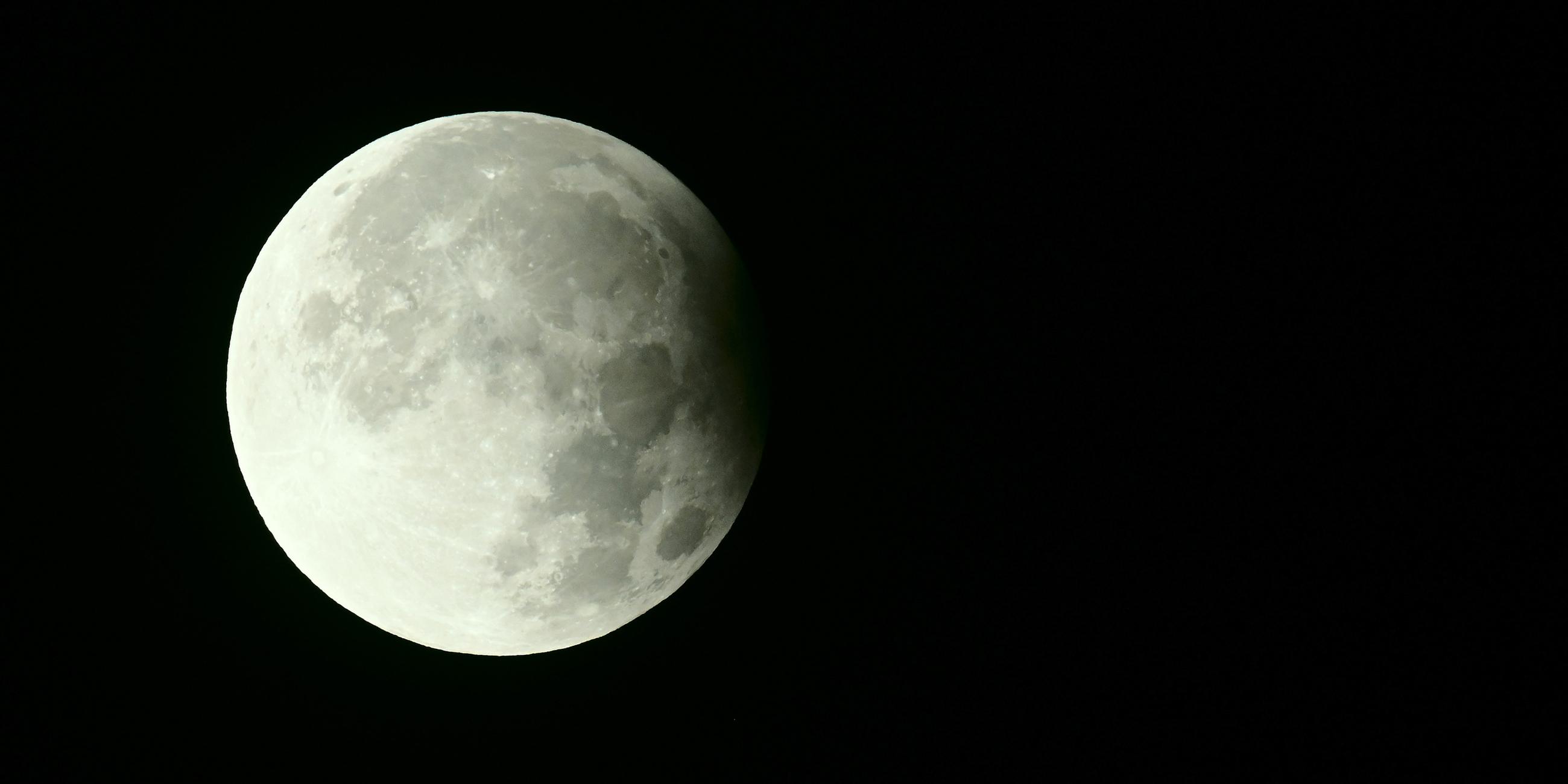 Der volle Mond steht teilweise im Schatten der Erde, aufgenommen am 18.09.2024 in Kandel (Rheinland.Pfalz)