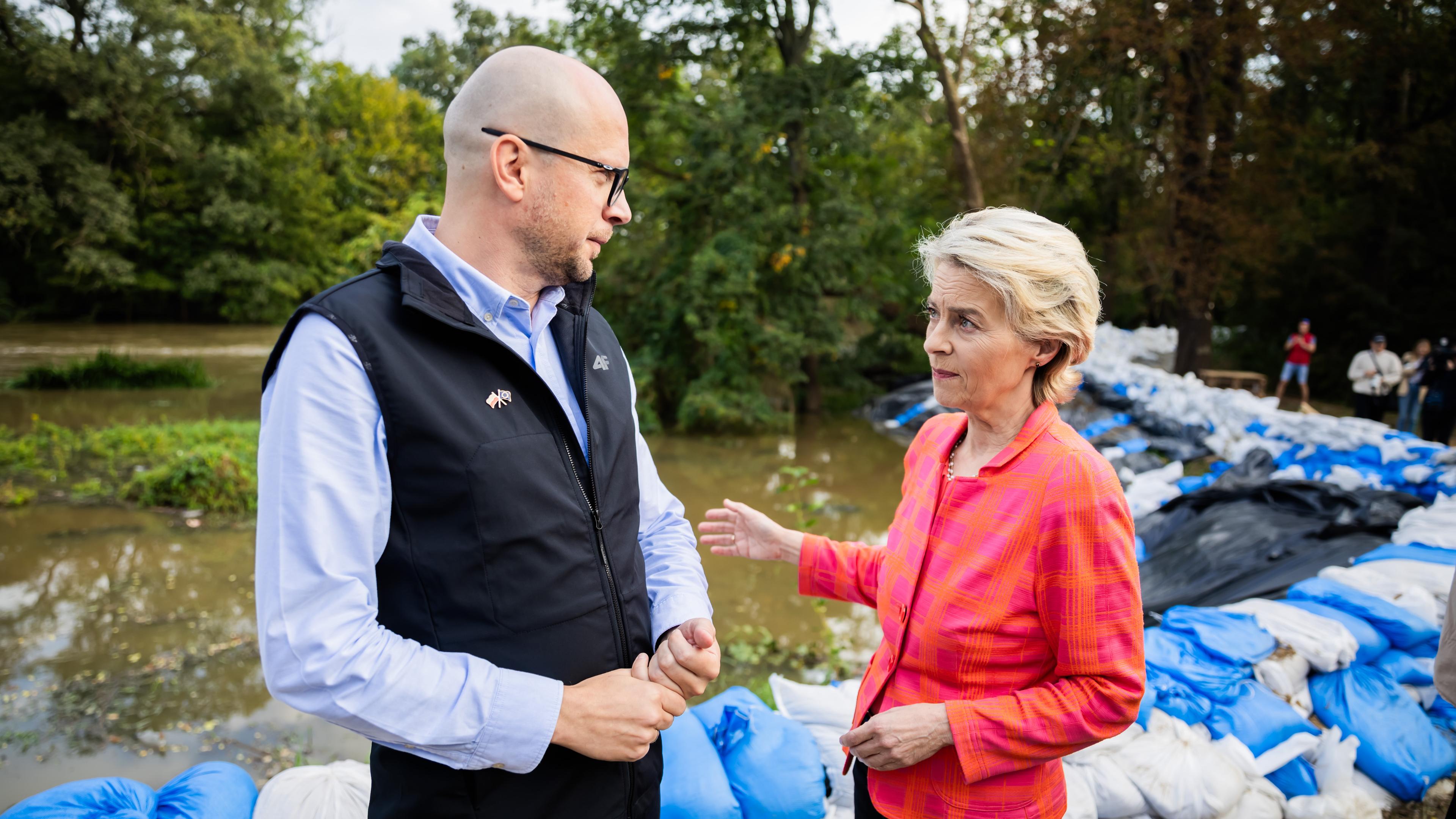 Ursula von der Leyen (CDU), Präsidentin der Europäischen Kommission, lässt sich von Jakub Mazur, Erster stellvertretender Bürgermeister von Breslau, ein Überschwemmungsgebiet am Fluss Bystrzyca am Rande Breslaus zeigen.