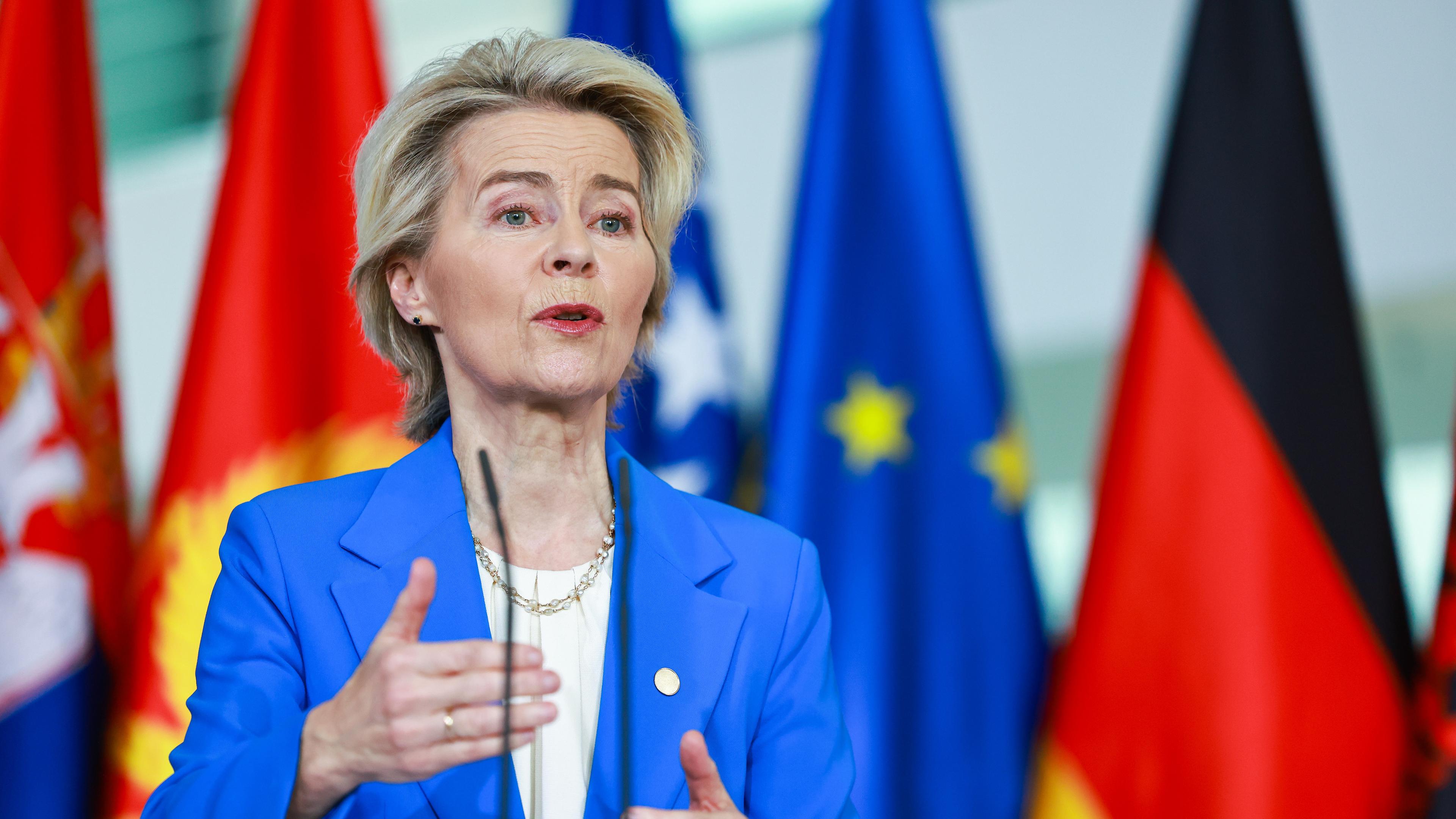 EU-Kommissionspräsidentin Ursula von der Leyen spricht bei einer Pressekonferenz im Kanzleramt in Berlin.