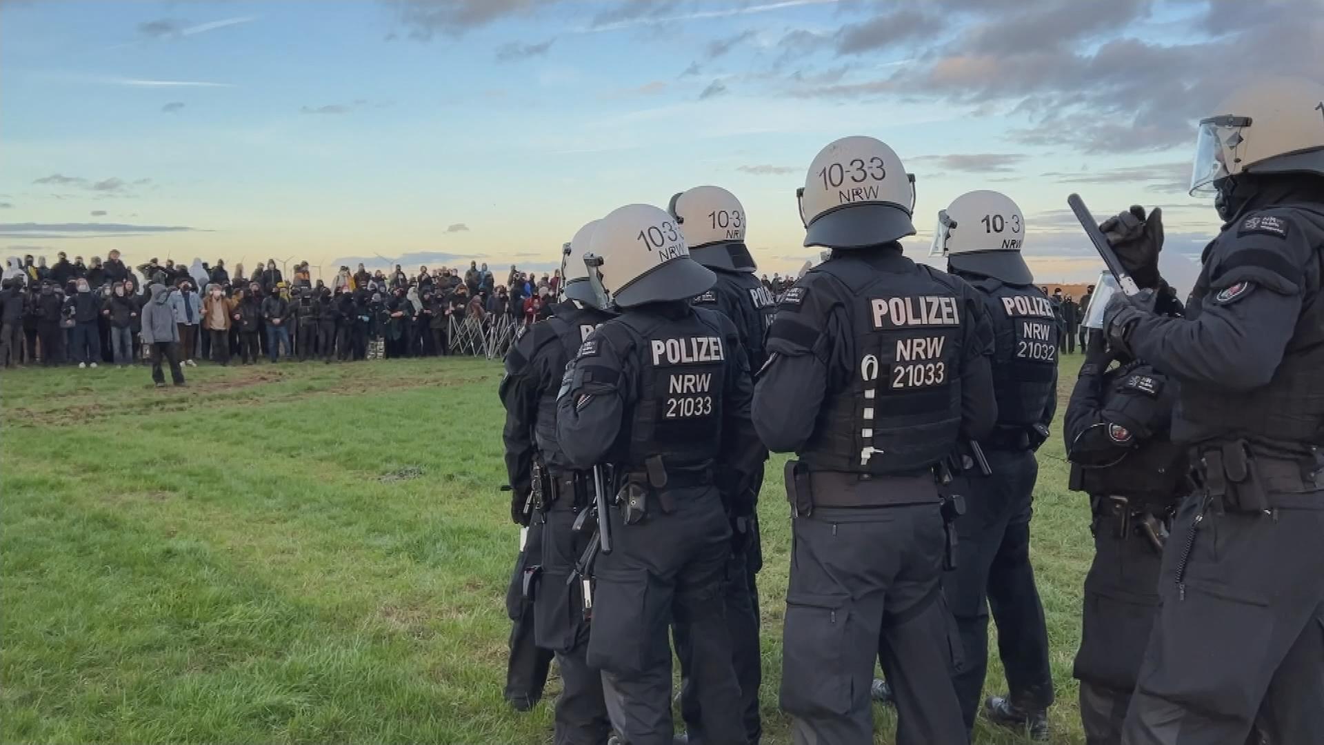 Polizisten stehen den Besetzern von Lützerath gegenüber