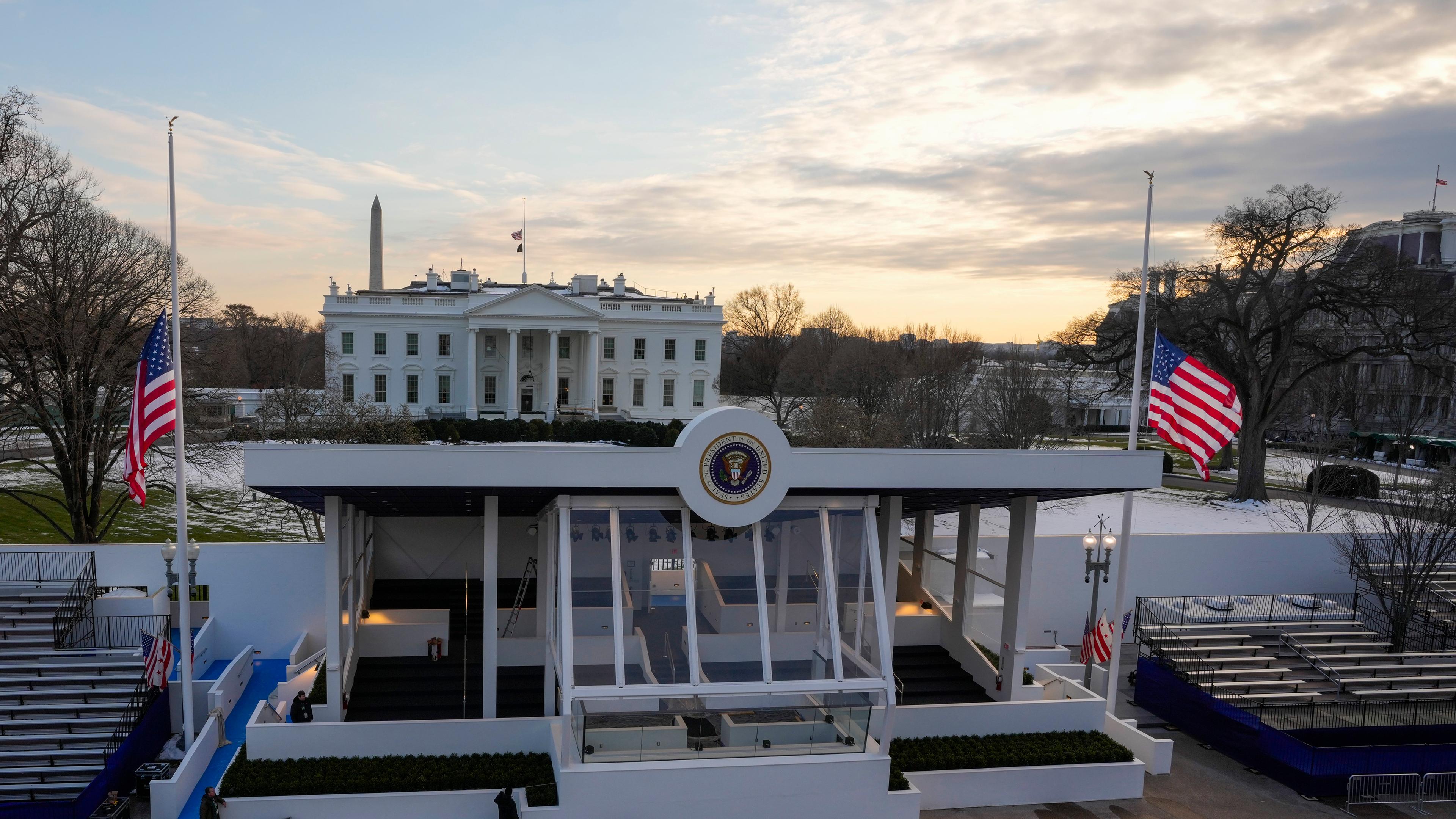 Am Donnerstag, den 16. Januar 2025, vor dem Weißen Haus in Washington, vor der Amtseinführung des gewählten Präsidenten Donald Trump