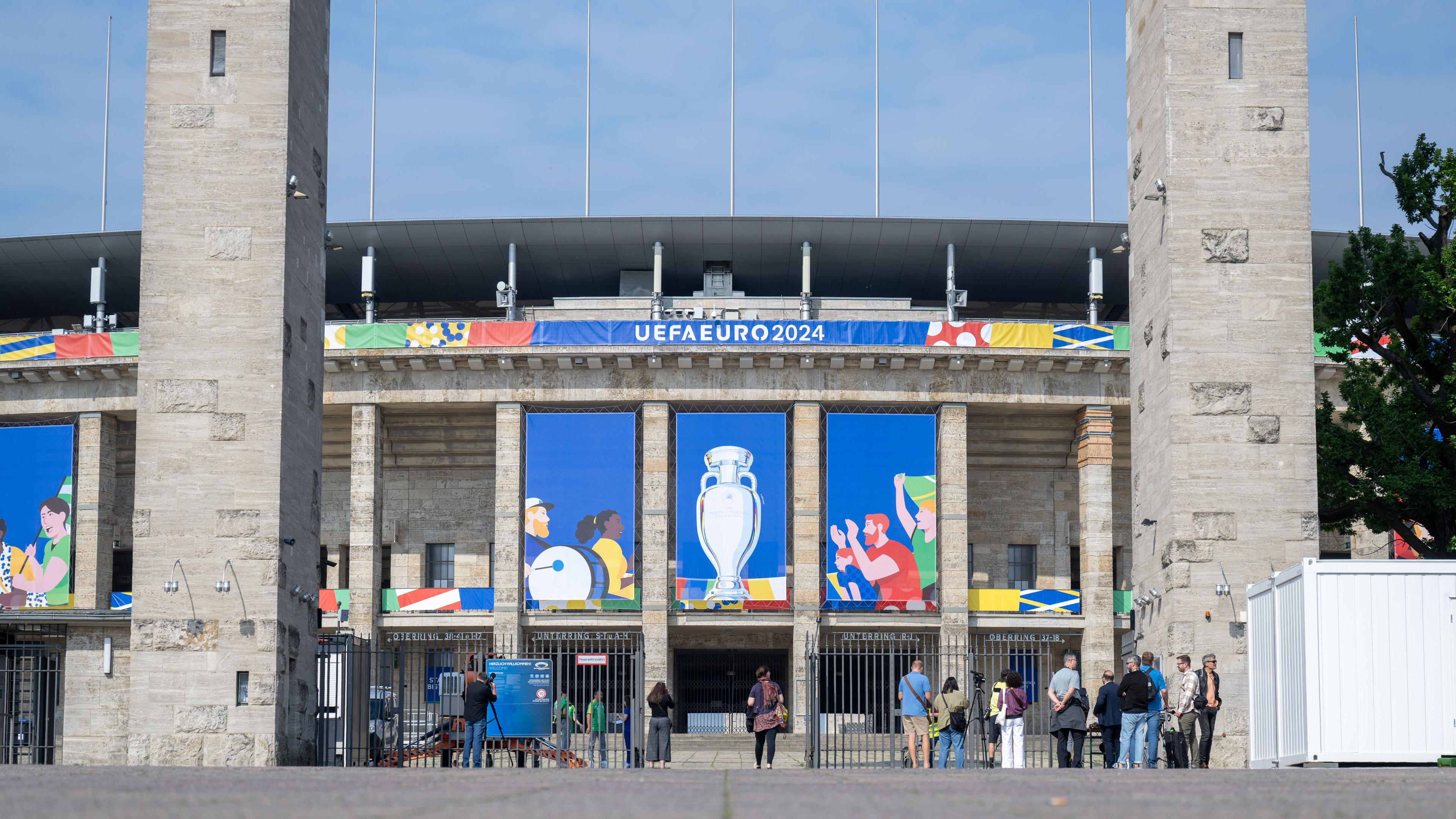Das Olympiastadion in Berlin geschmückt mit blauen Bannern und dem Logo der Fußball Europameisterschaft 2024.