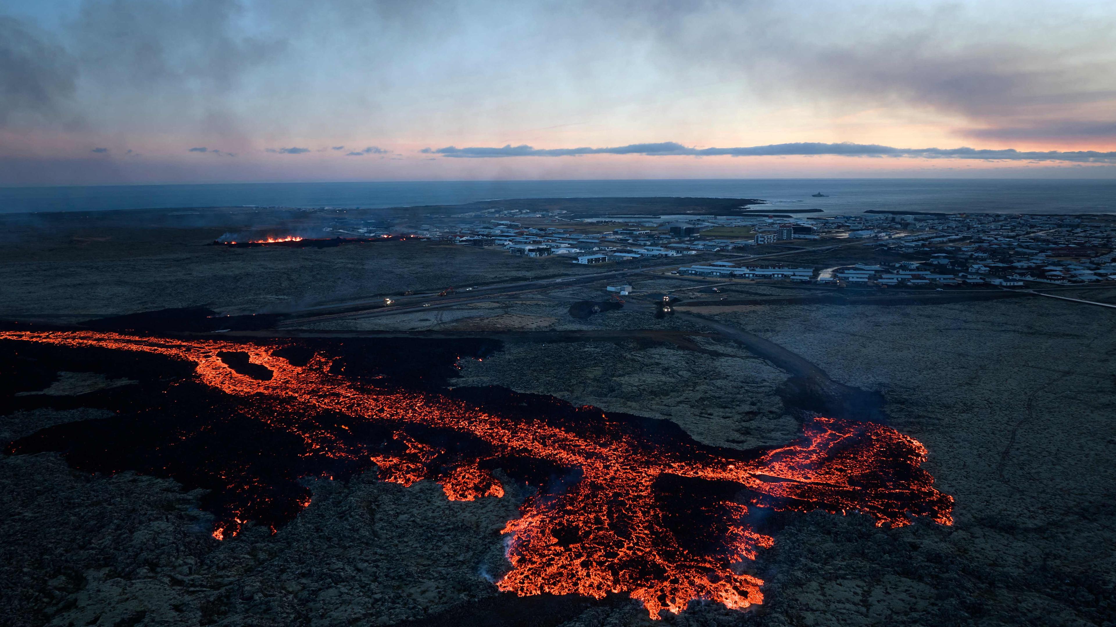 Lava und Rauch in der Nähe von Häusern in Grindavik, Island.