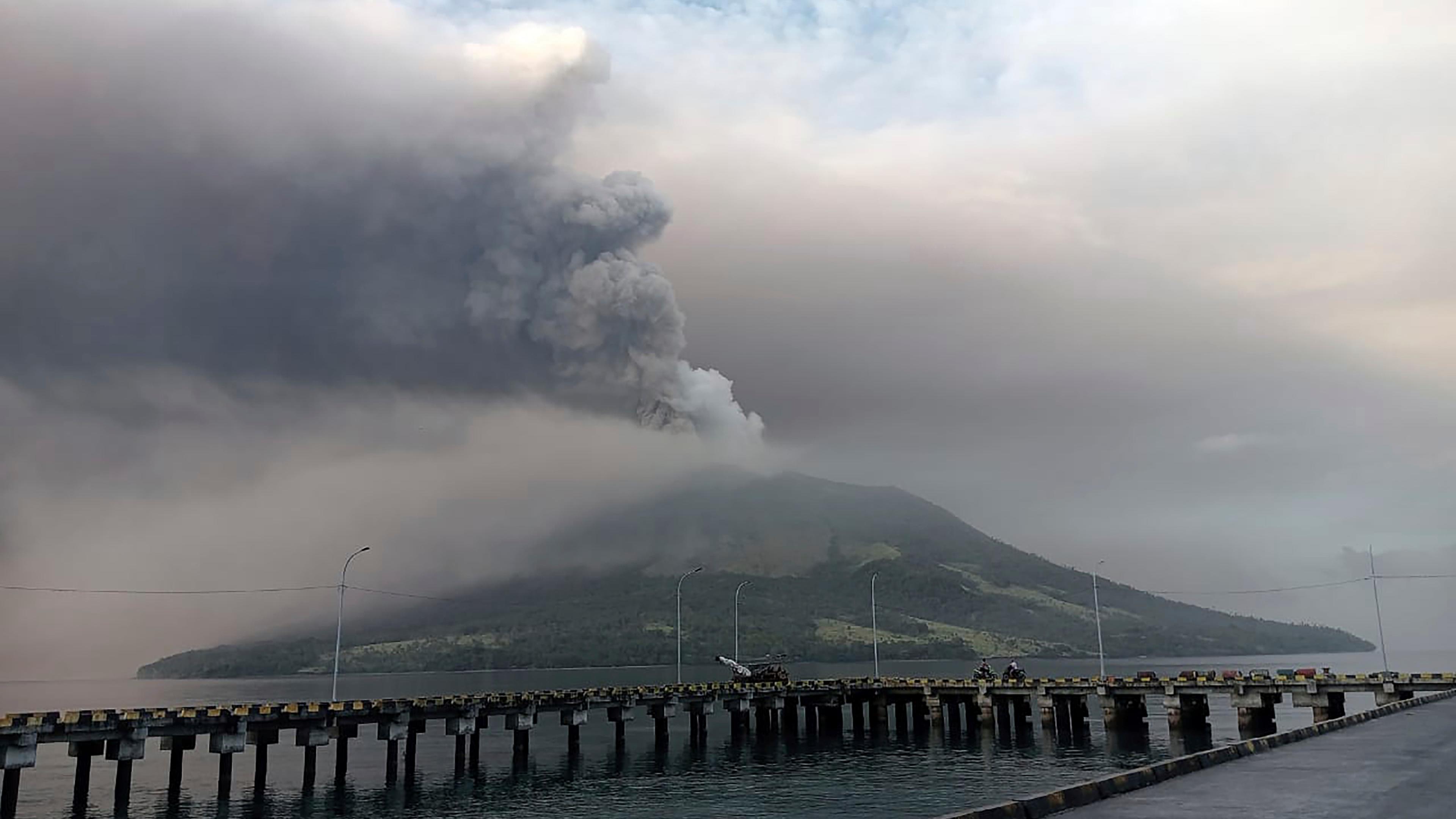 Indonesien, Insel Tagulandang: Der Vulkan Ruang ist während eines Ausbruchs von Asche auf der Insel Tagulandang zu sehen. Die indonesischen Behörden gaben eine Tsunami-Warnung heraus. 