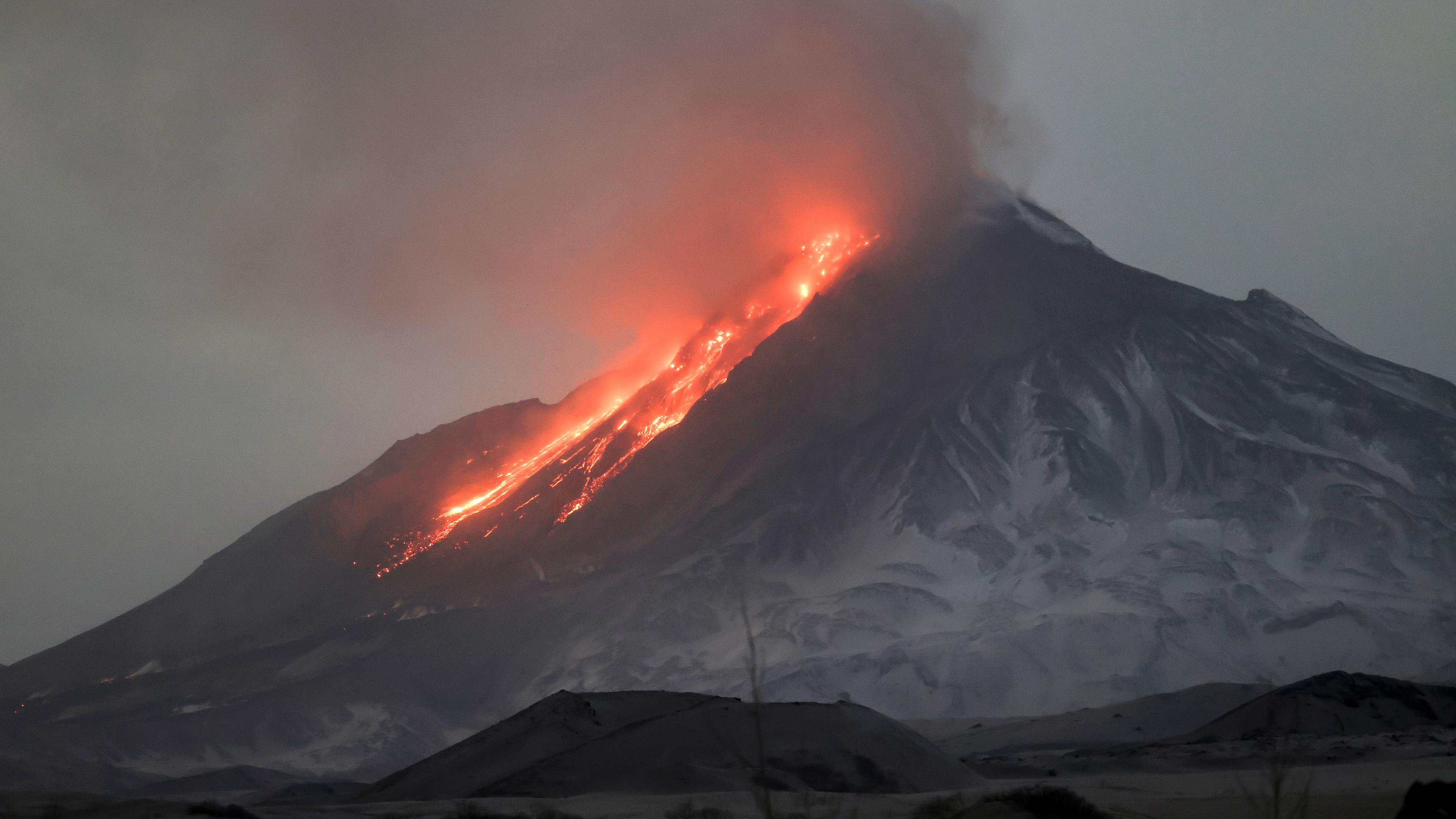 Lava und Dämpfe treten aus dem Vulkan Besymjanny auf der Halbinsel Kamtschatka aus, aufgenommen am 08.04.2023