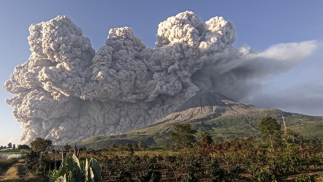 Indonesische Insel Vulkan Sinabung  auf Sumatra  