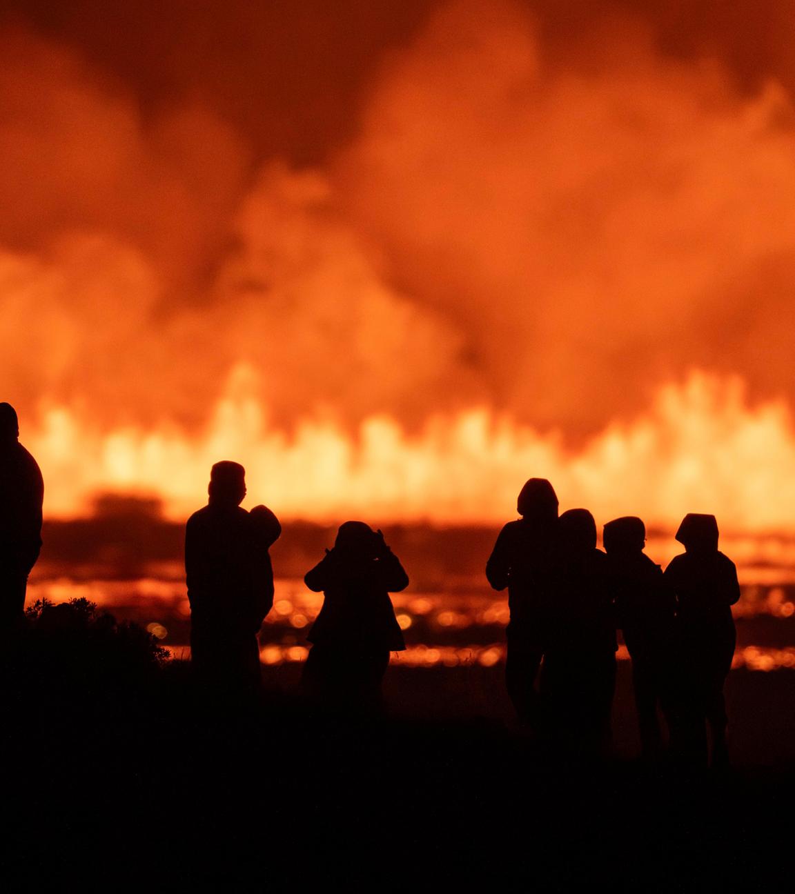 Touristen und Besucher versuchen, den Ausbruch aus der Ferne von der Kreuzung zwischen Reykjanesbraut, Island, und der Straße nach Grindavik zu sehen, am 22. 08. 2024. 