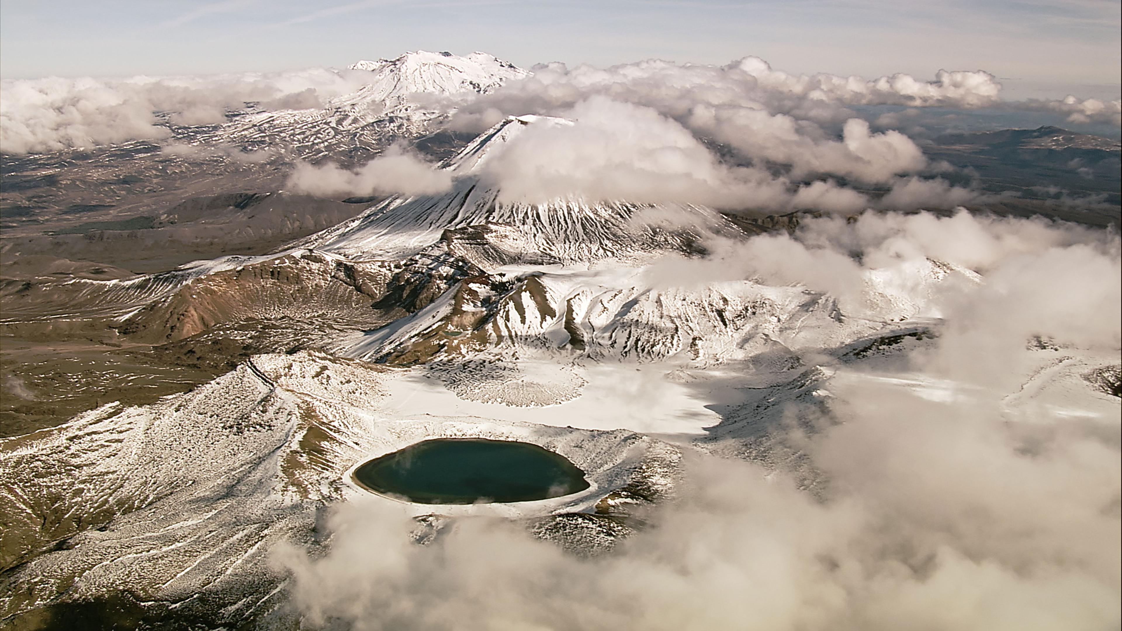 "Vulkane in Neuseeland: Schöpfung und Zerstörung": Vogelperspektive der drei schneebedeckten Berge.