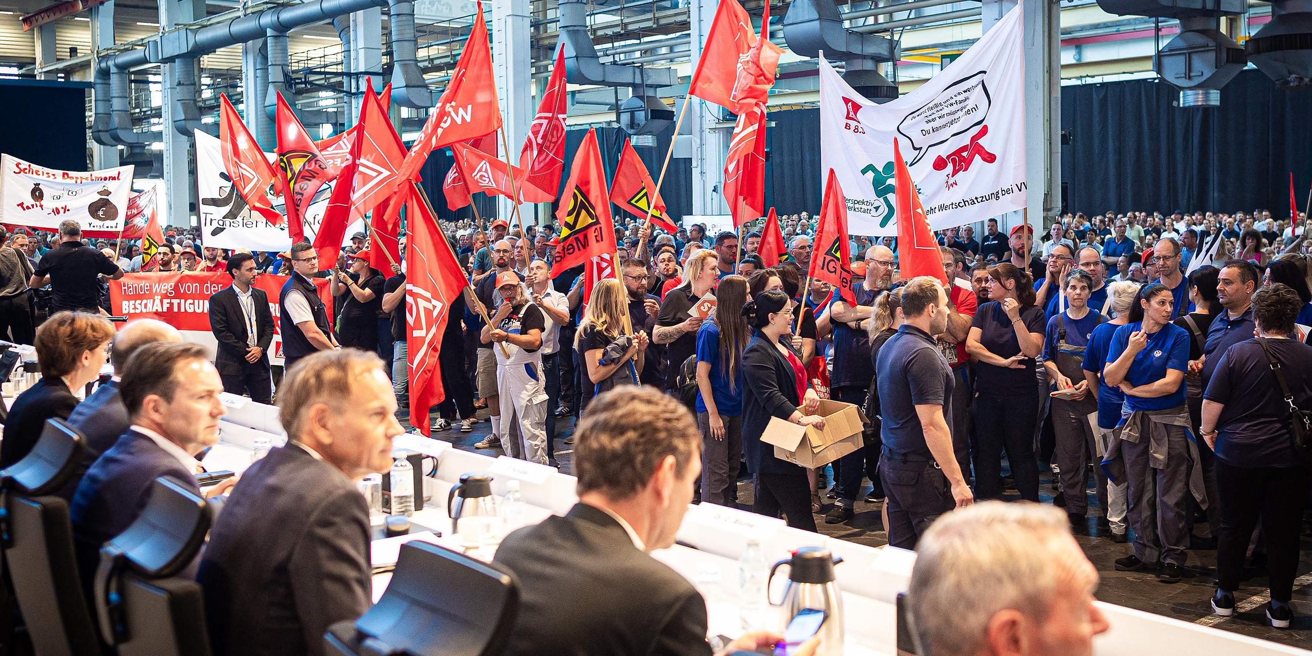 Mitarbeiter des deutschen Autobauers Volkswagen (VW) protestieren zu Beginn der Hauptversammlung des Unternehmens am 04.09.2024 in Wolfsburg