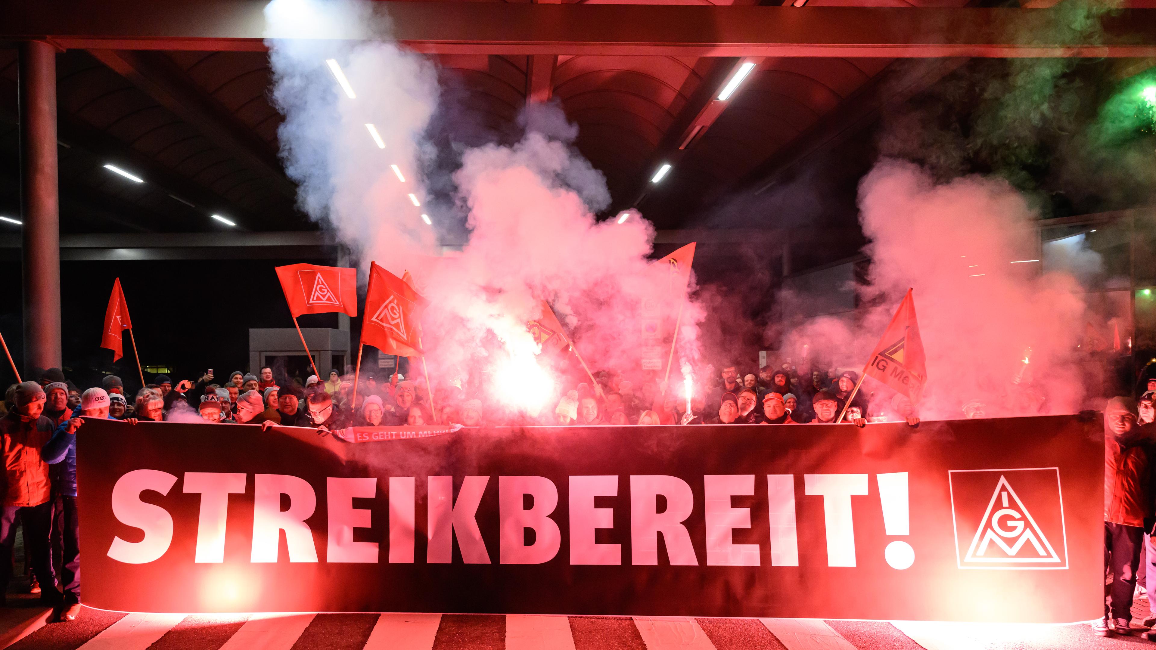 30.11.2024, Sachsen, Zwickau: Beschäftigte von Volkswagen bekunden vor dem Werk in Zwickau zum Ende der Friedenspflicht ihre Streikbereitschaft.