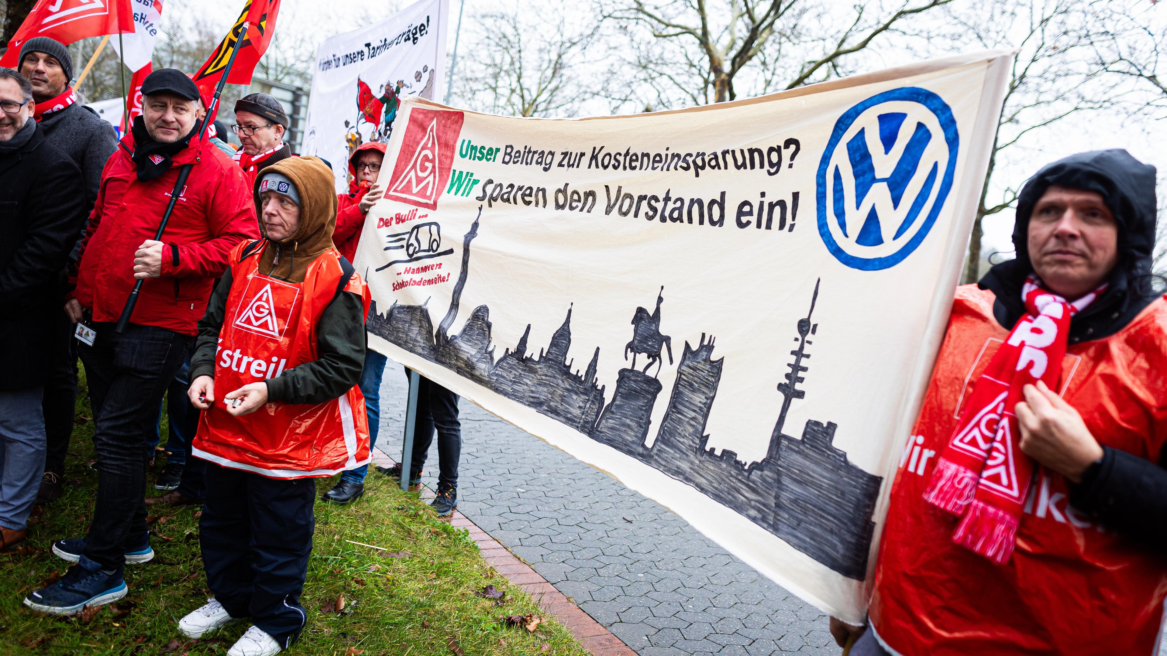 Niedersachsen, Hannover: VW-Beschäftigte nehmen an einer Kundgebung der IG Metall vor dem Hotel, welches für die fünfte Tarifrunde dient, teil.