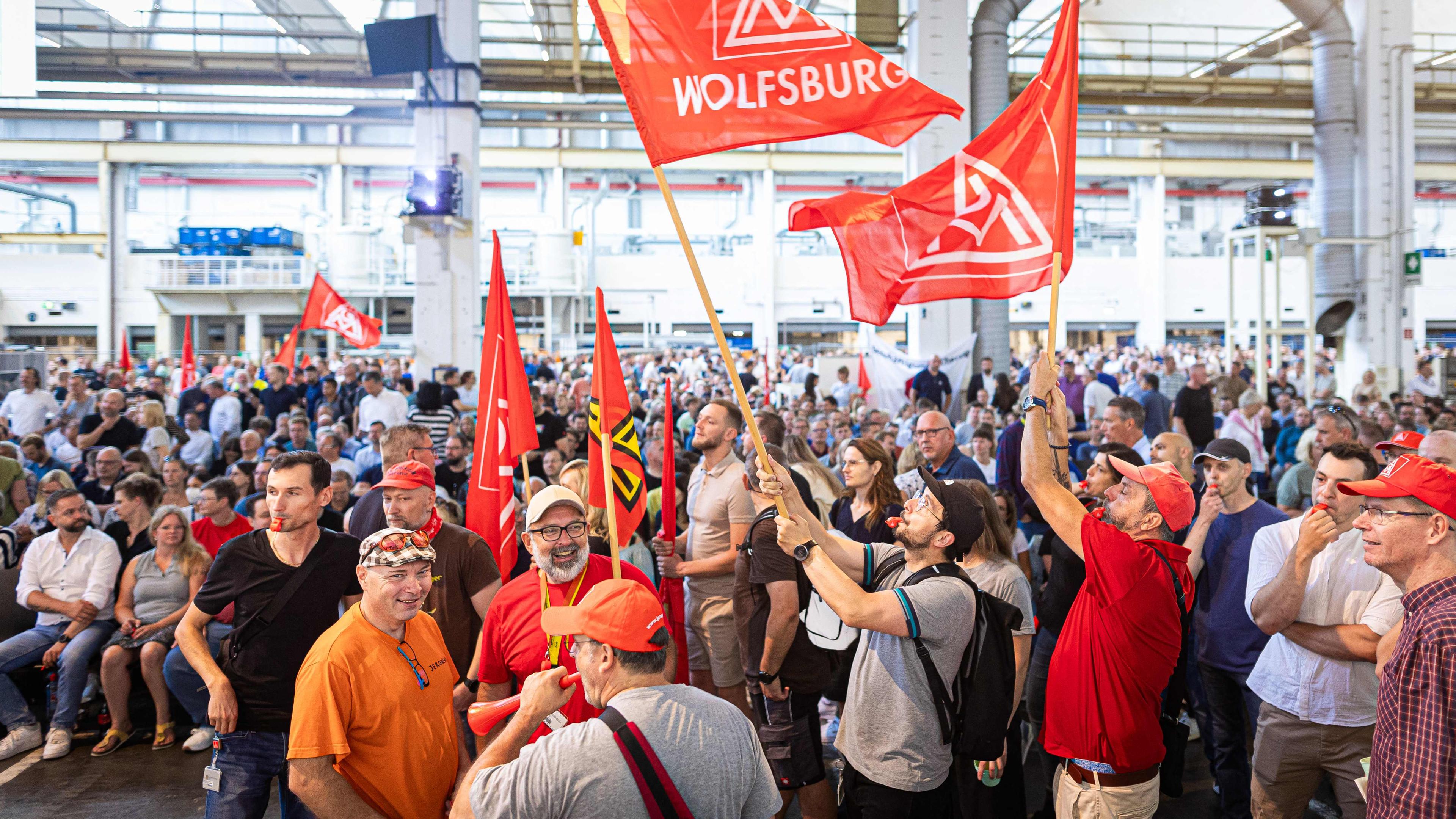 VW-Mitarbeiter beim Protest mit Fahnen