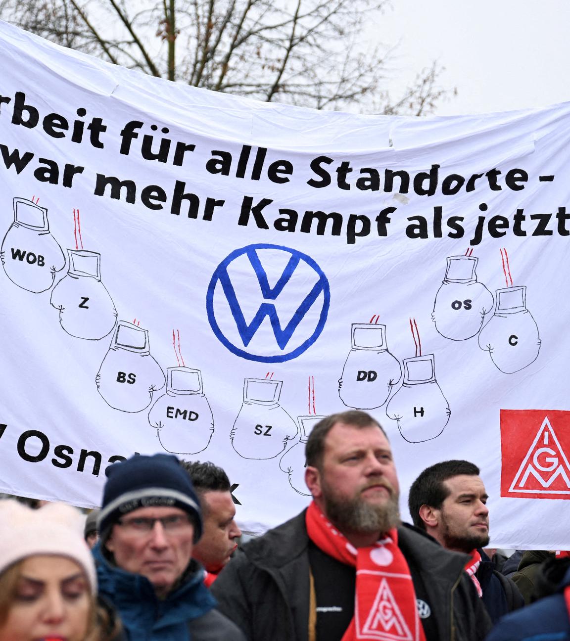 VW-Mitarbeitende protestieren gegen die Werksschließungen.