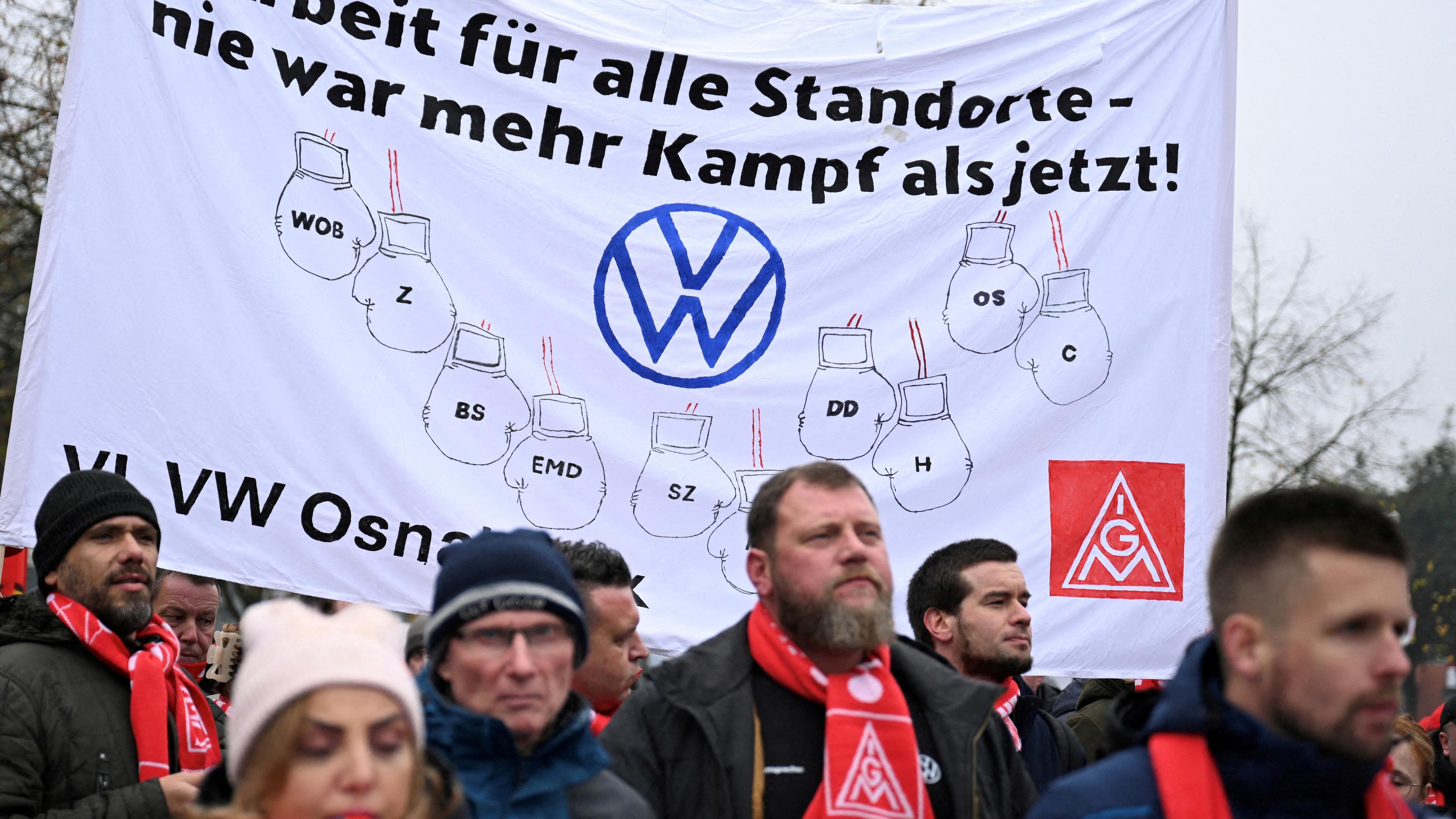 VW-Mitarbeitende protestieren gegen die Werksschließungen.