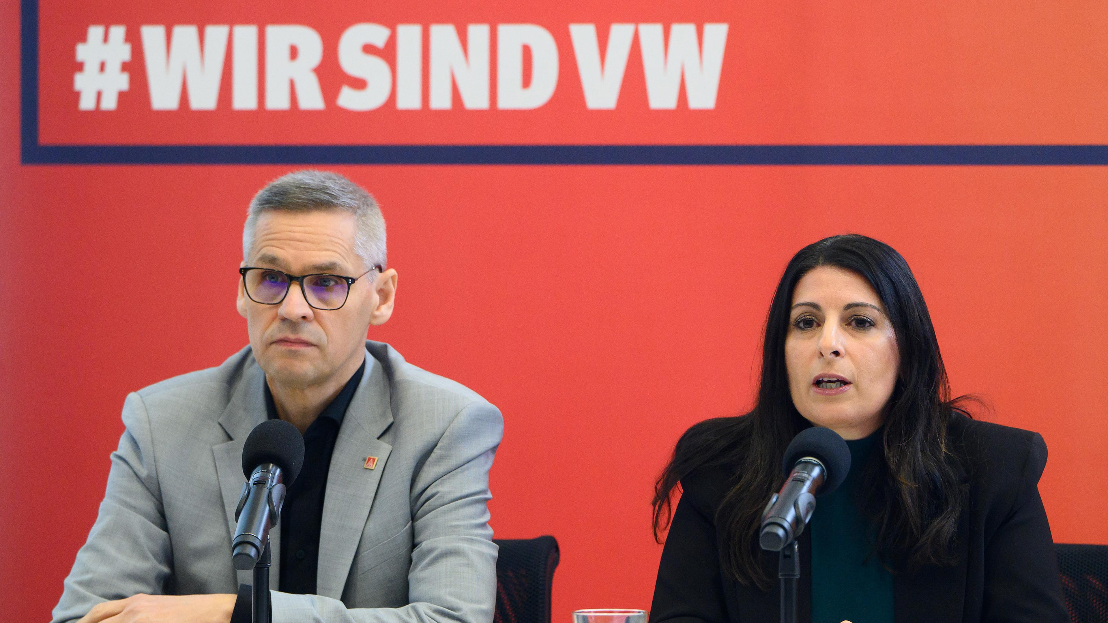 Thorsten Gröger und Daniela Cavallo bei der Pressekonferenz IG Metall und Volkswagen-Gesamtbetriebsrat