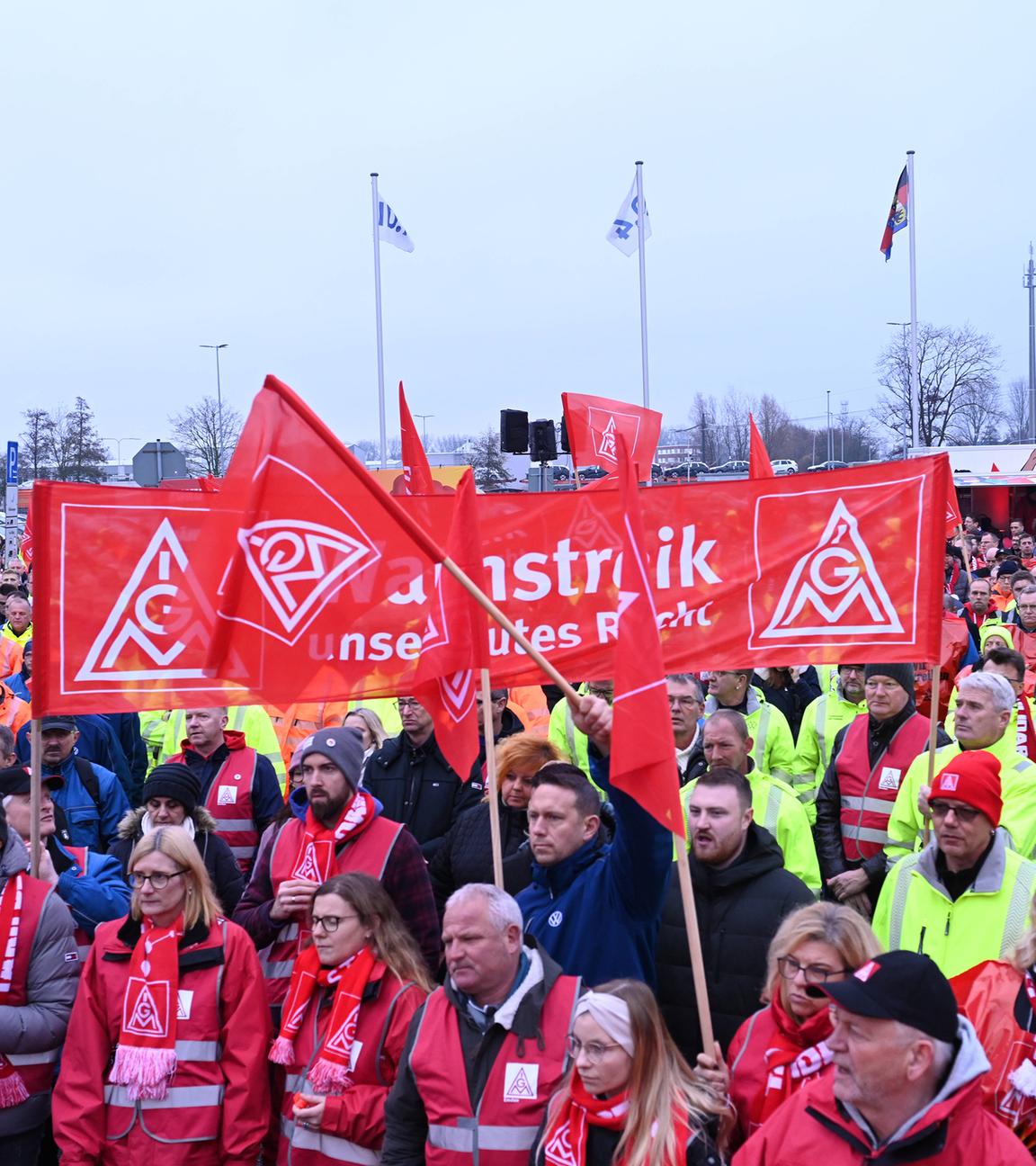 Mitarbeiter versammeln sich vor dem Volkswagen-Werk in Emden