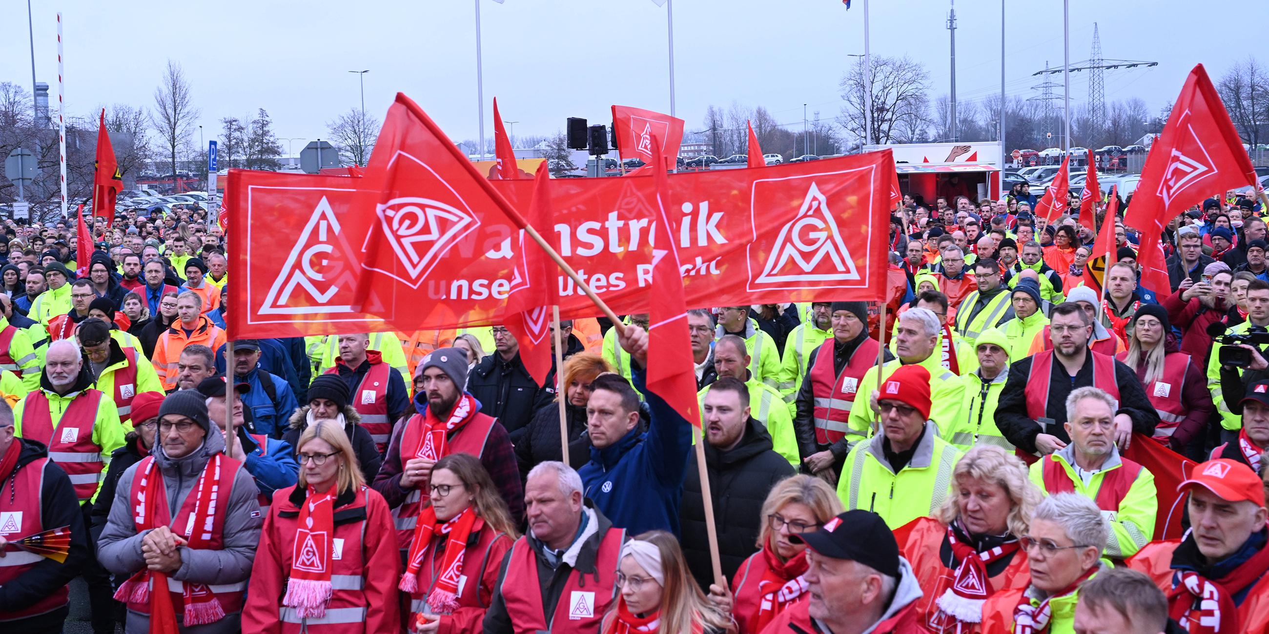 Mitarbeiter versammeln sich vor dem Volkswagen-Werk in Emden