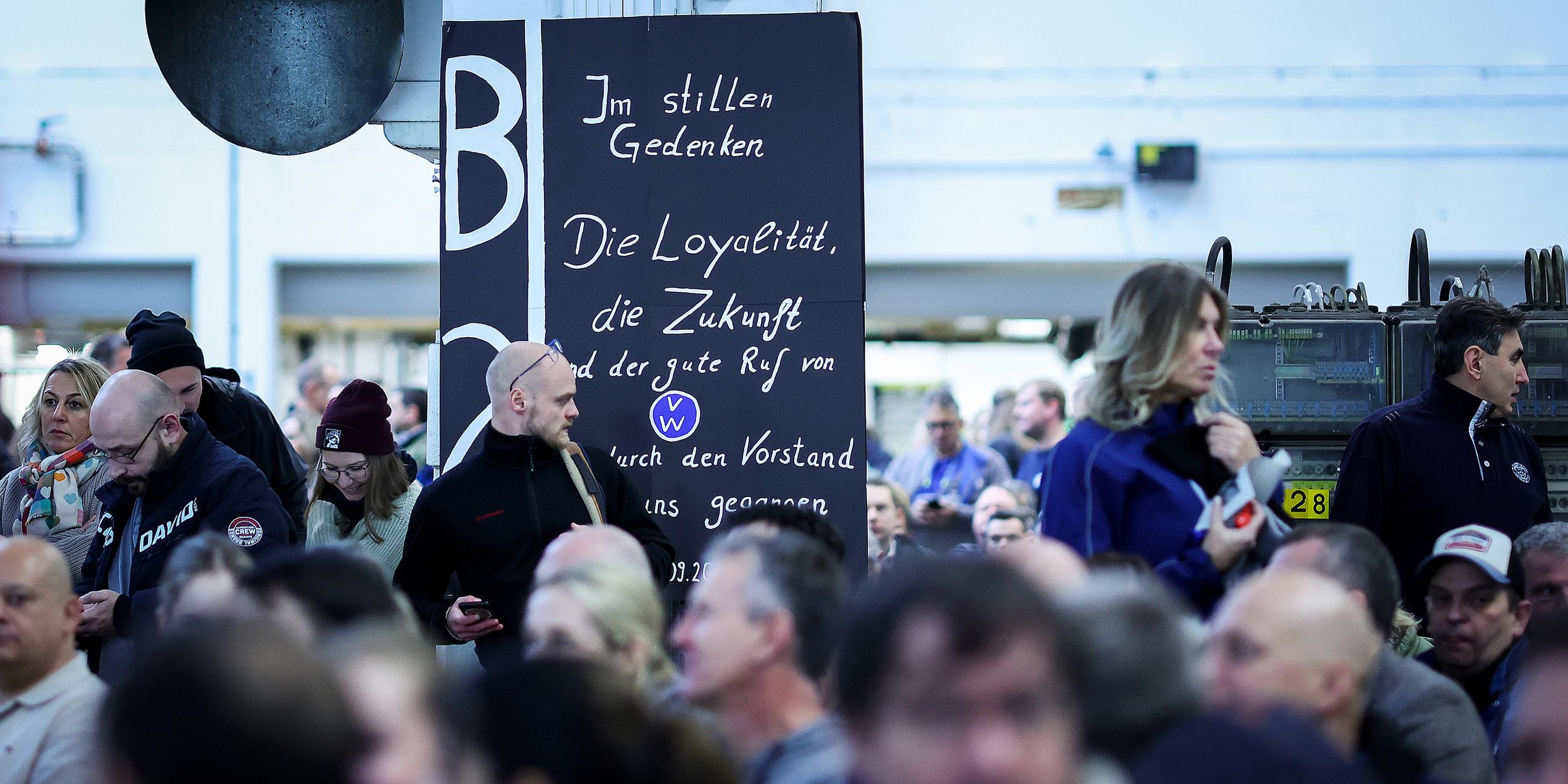 Mitarbeiter des deutschen Automobilherstellers Volkswagen (VW) bei der Betriebsversammlung in der Volkswagen-Zentrale in Wolfsburg