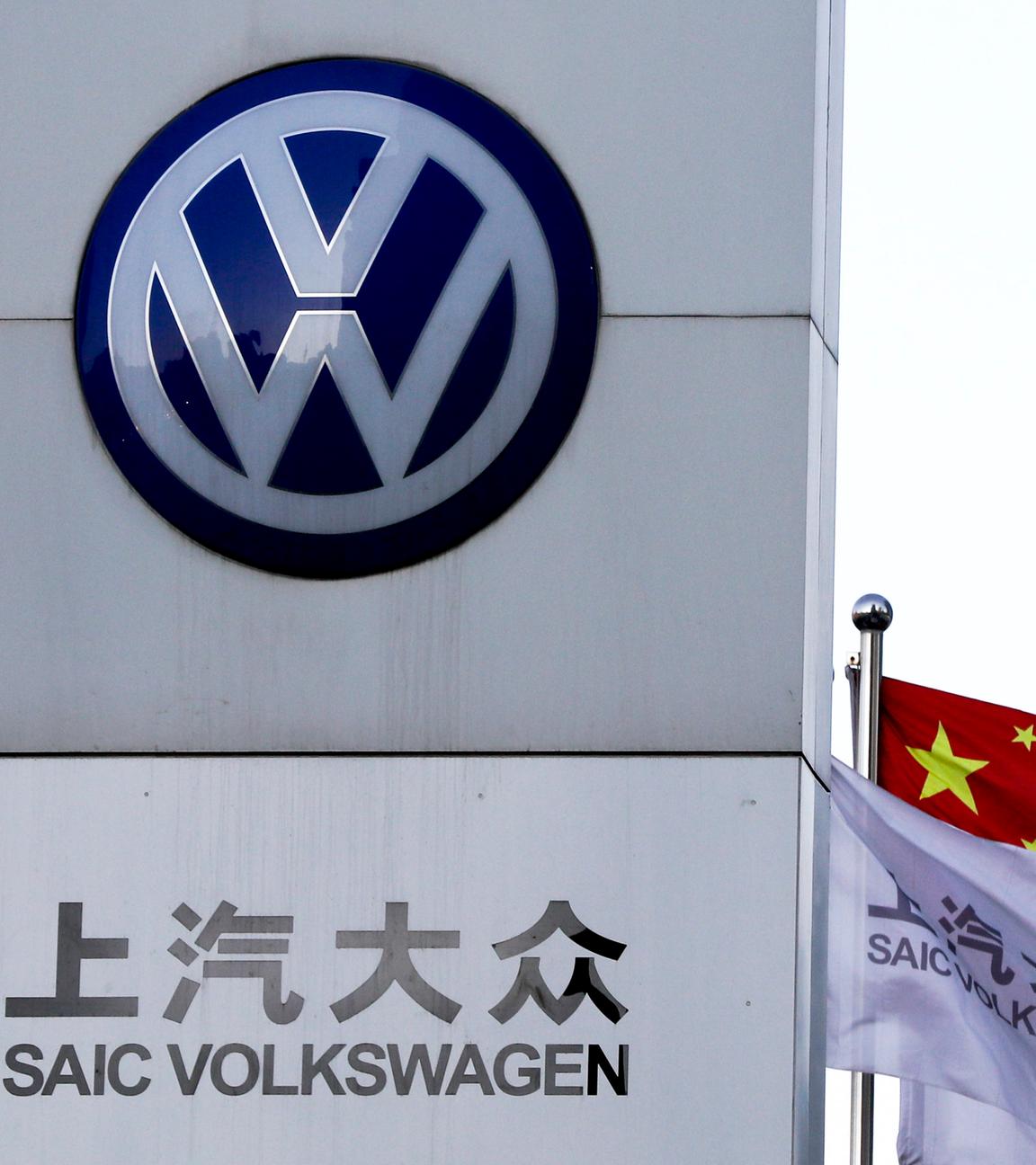 eine chinesische fahne weht neben einer vertretung von saic volkswagen. 