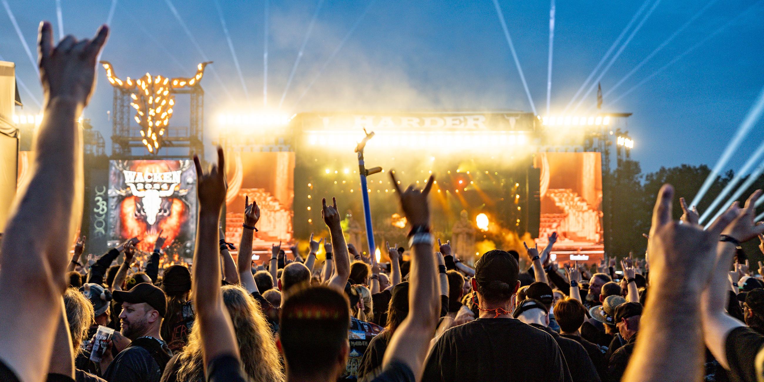 Festivalbesucher feiern beim Wacken Open Air