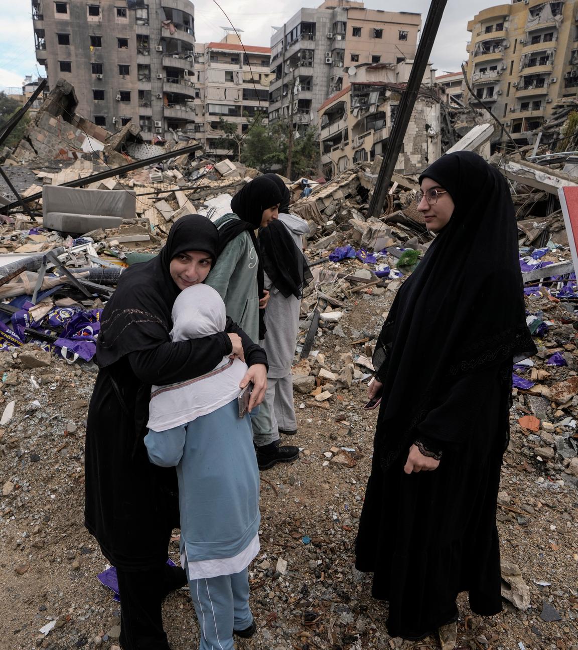 Eine Frau umarmt ihre weinende Tochter, während vertriebene Bewohner nach Inkrafttreten einer Waffenruhe zwischen Israel und der Hisbollah zurückkehren.